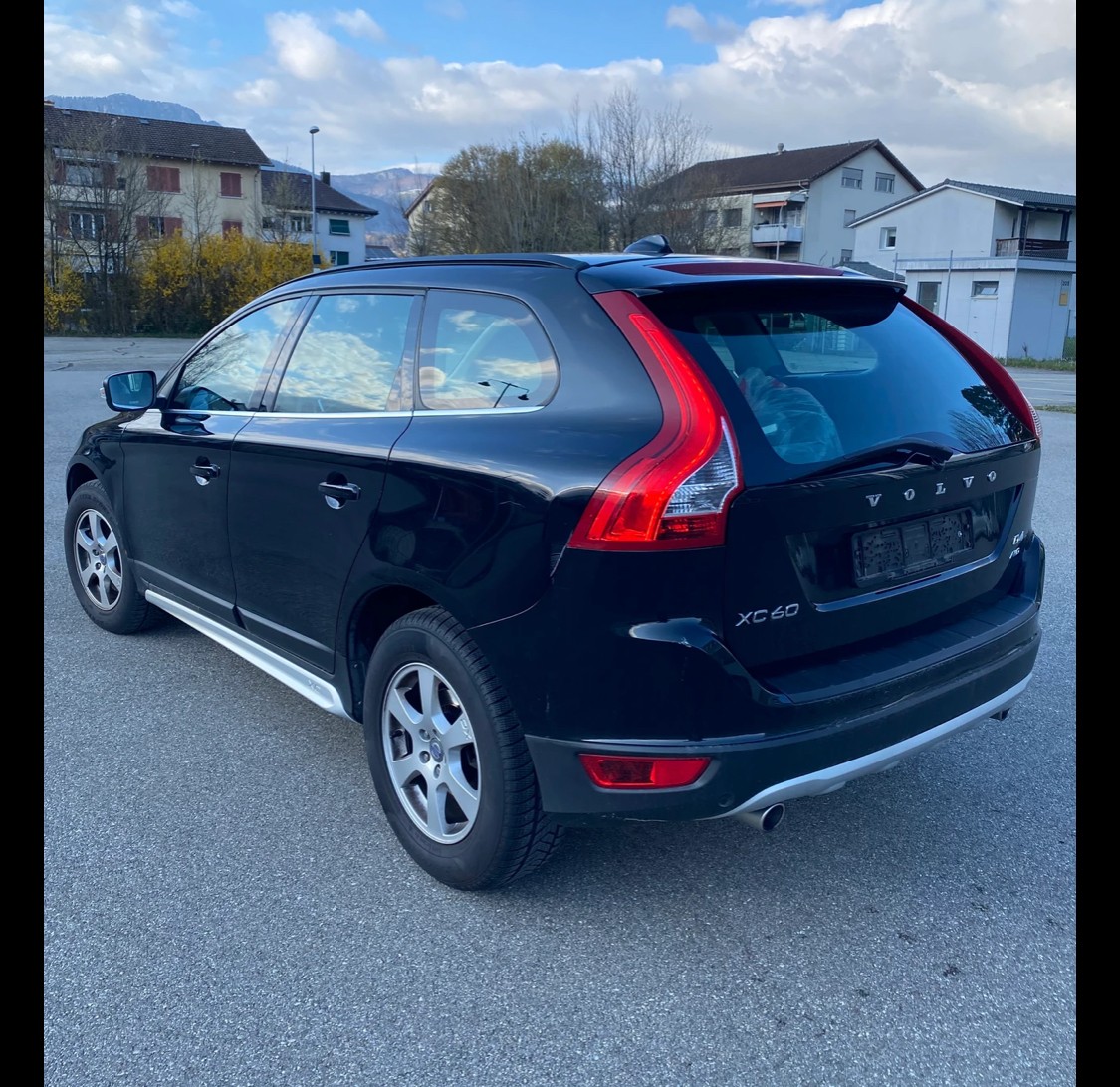 VOLVO XC60 D4 AWD Husky Edition Geartronic-image-12