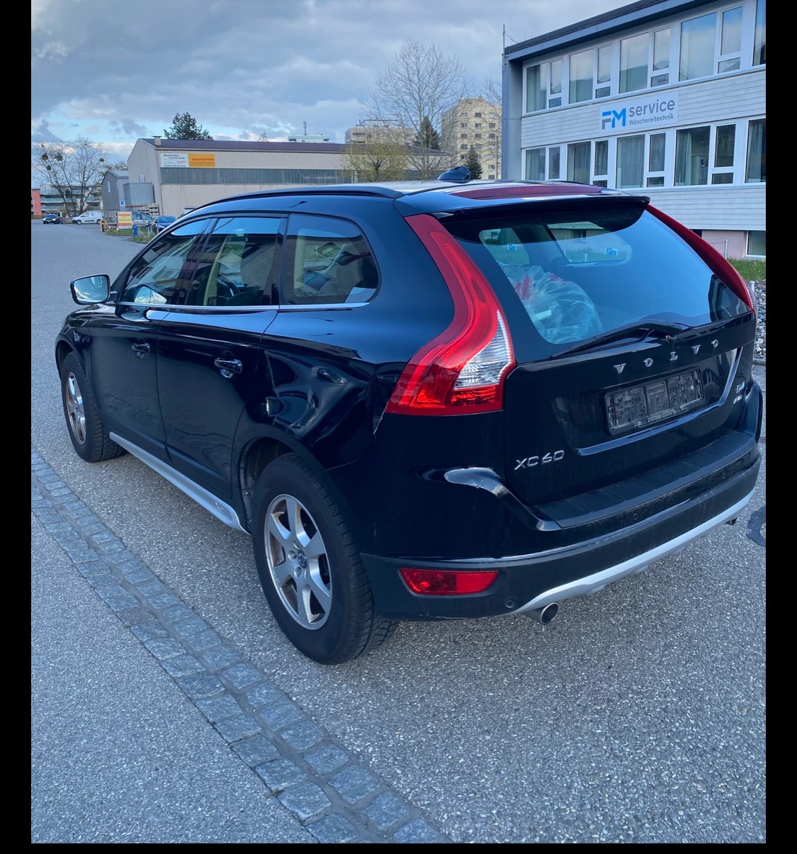 VOLVO XC60 D4 AWD Husky Edition Geartronic-image-3