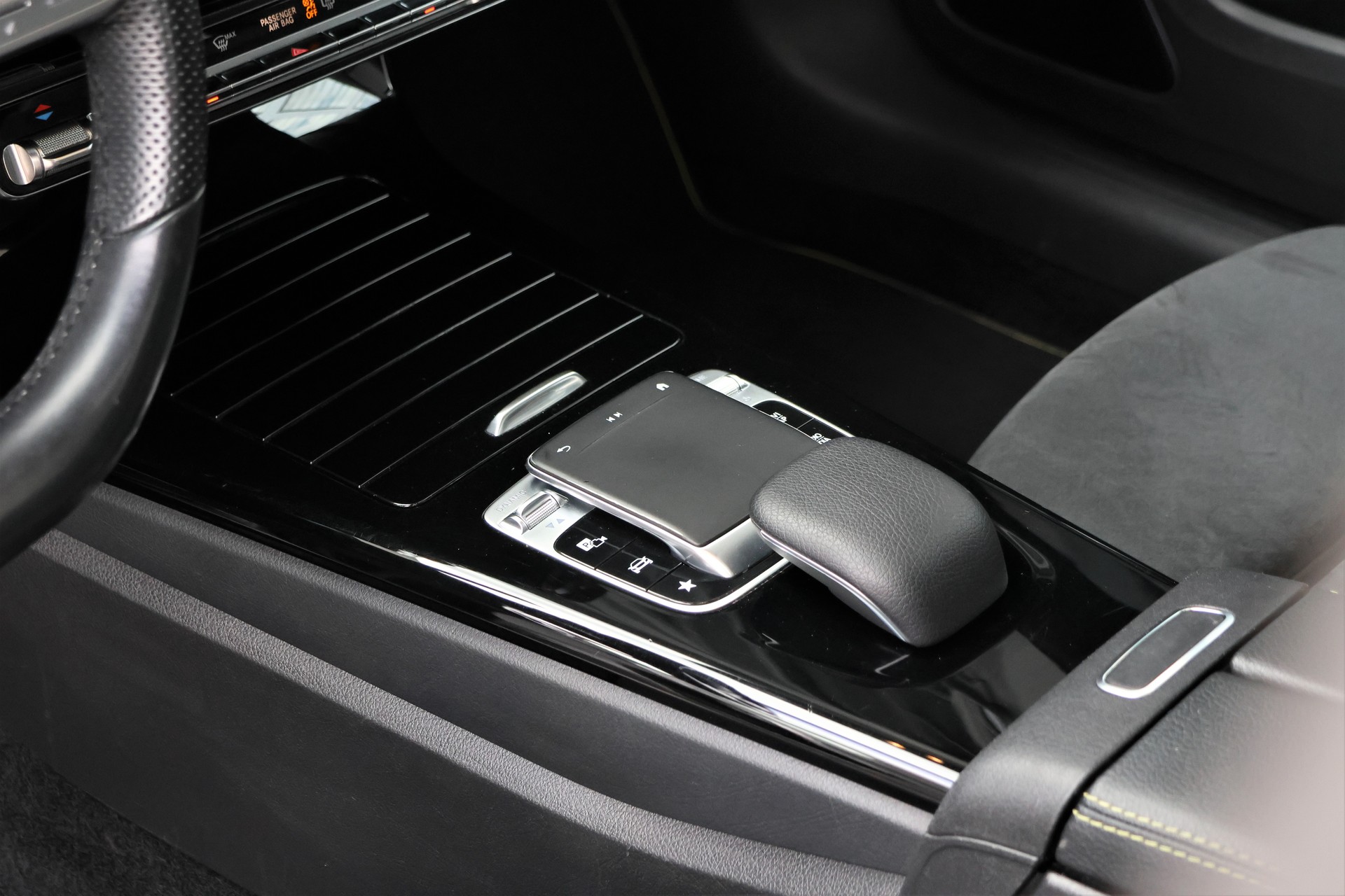 MERCEDES-BENZ A 250 4Matic AMG Line 4Matic 7G-DCT (CH) *Edition1 Designo Magno*-image-11