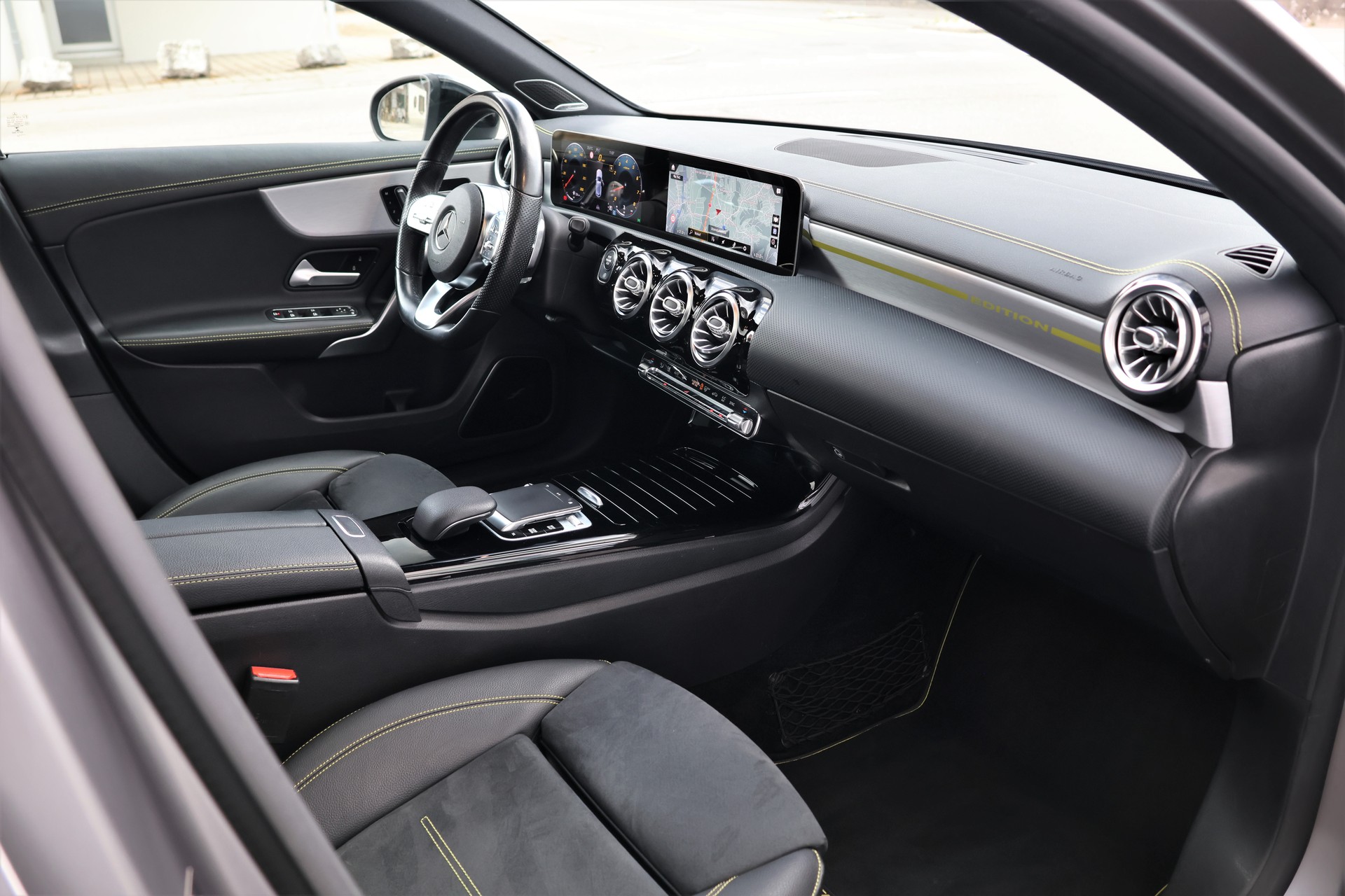 MERCEDES-BENZ A 250 4Matic AMG Line 4Matic 7G-DCT (CH) *Edition1 Designo Magno*-image-17