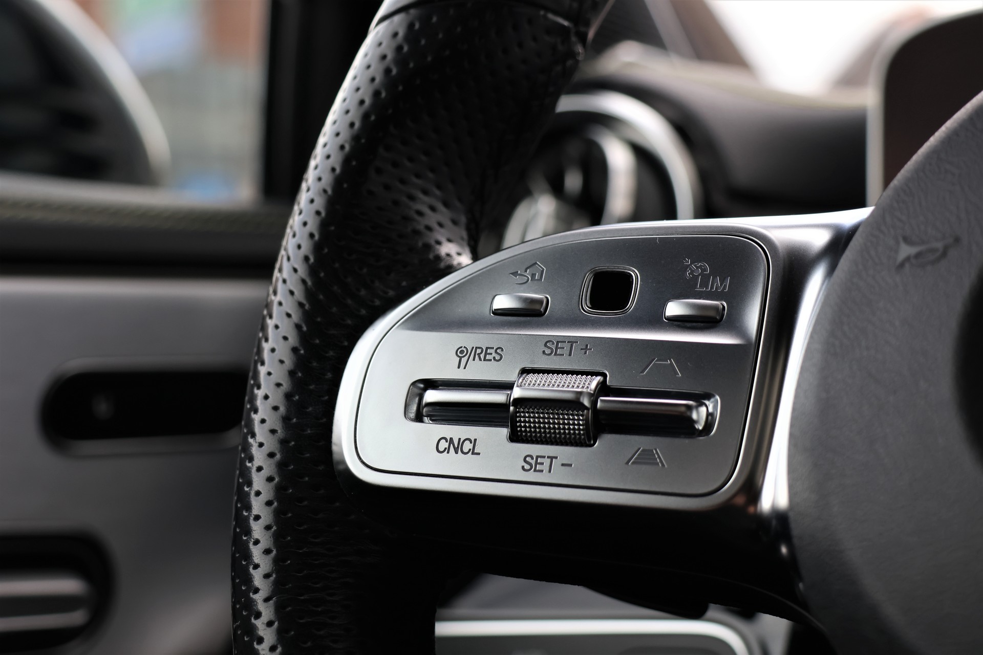 MERCEDES-BENZ A 250 4Matic AMG Line 4Matic 7G-DCT (CH) *Edition1 Designo Magno*-image-16