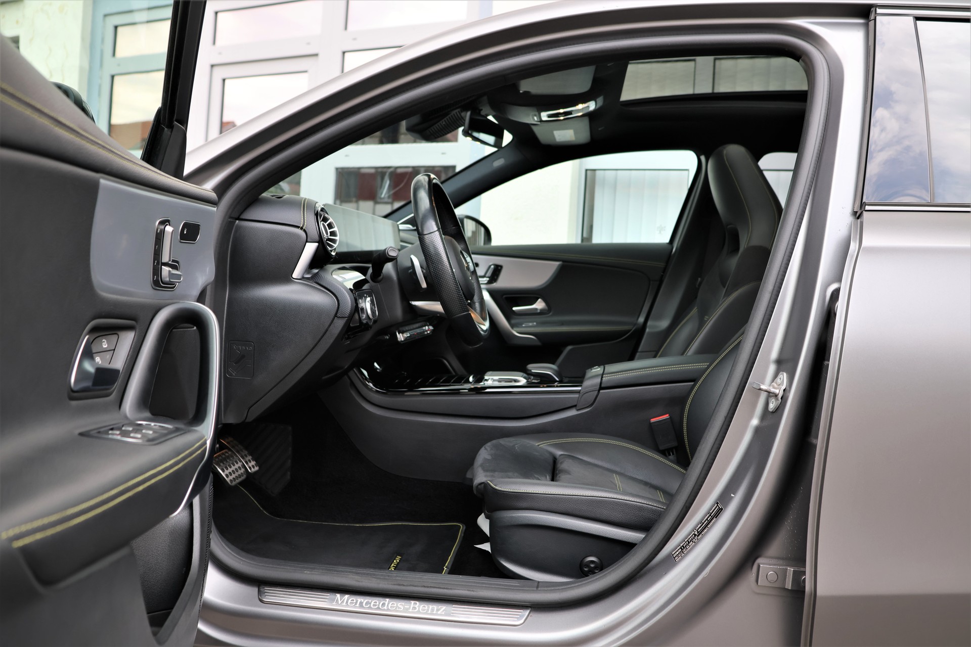 MERCEDES-BENZ A 250 4Matic AMG Line 4Matic 7G-DCT (CH) *Edition1 Designo Magno*-image-9