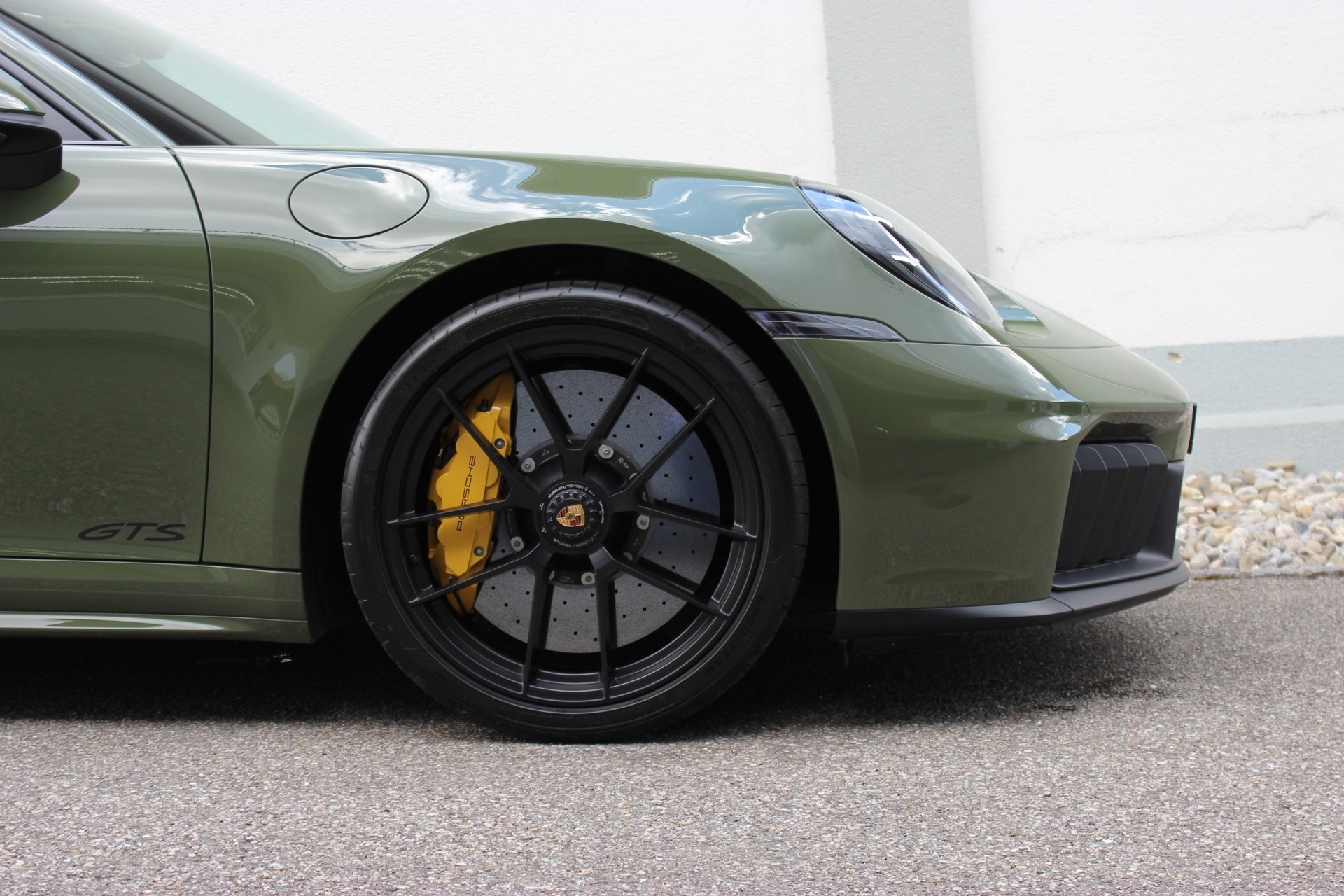 PORSCHE 911 Carrera 4 GTS PTS Lackierung *NATOOLIV*-image-5