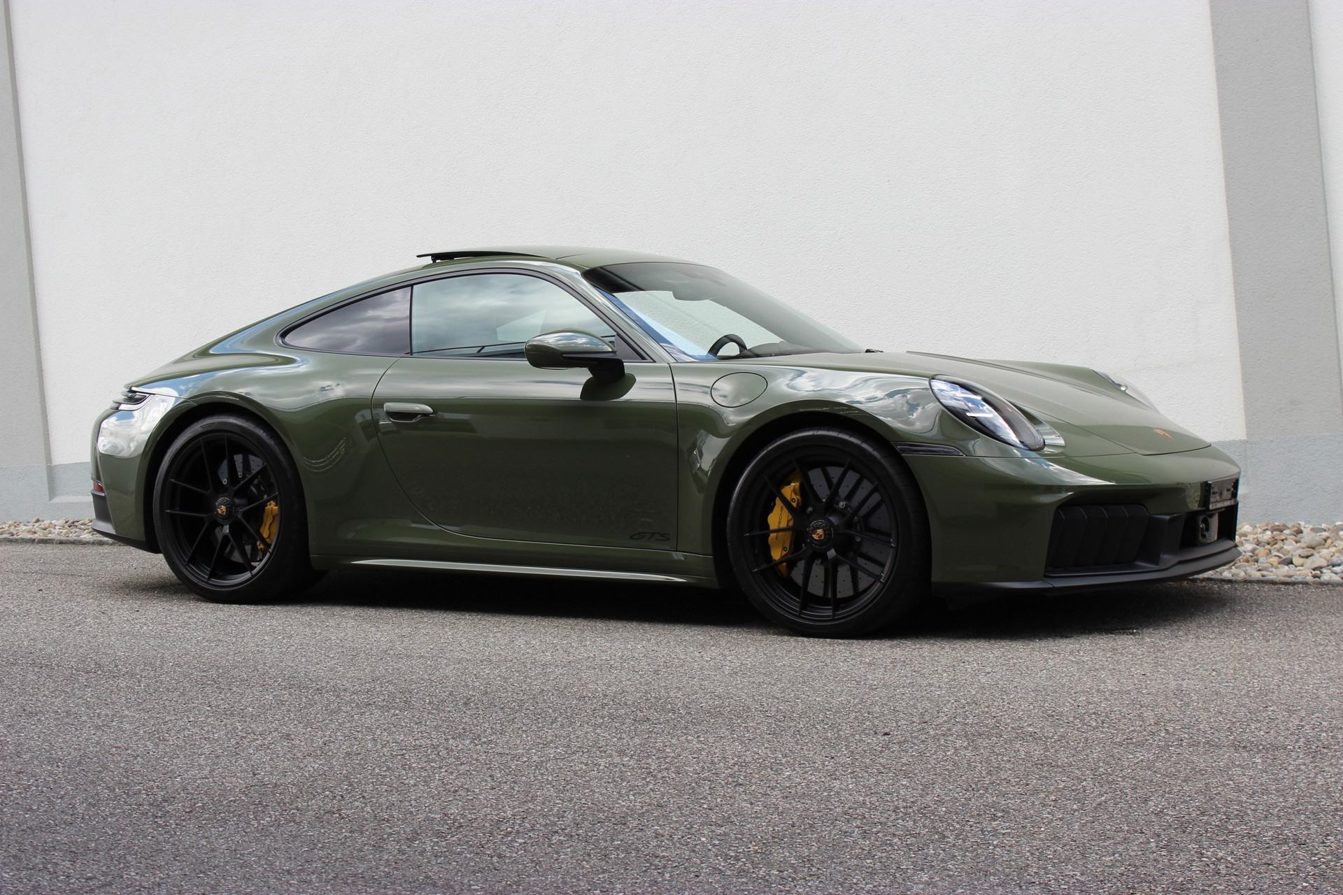 PORSCHE 911 Carrera 4 GTS PTS Lackierung *NATOOLIV*-image-4