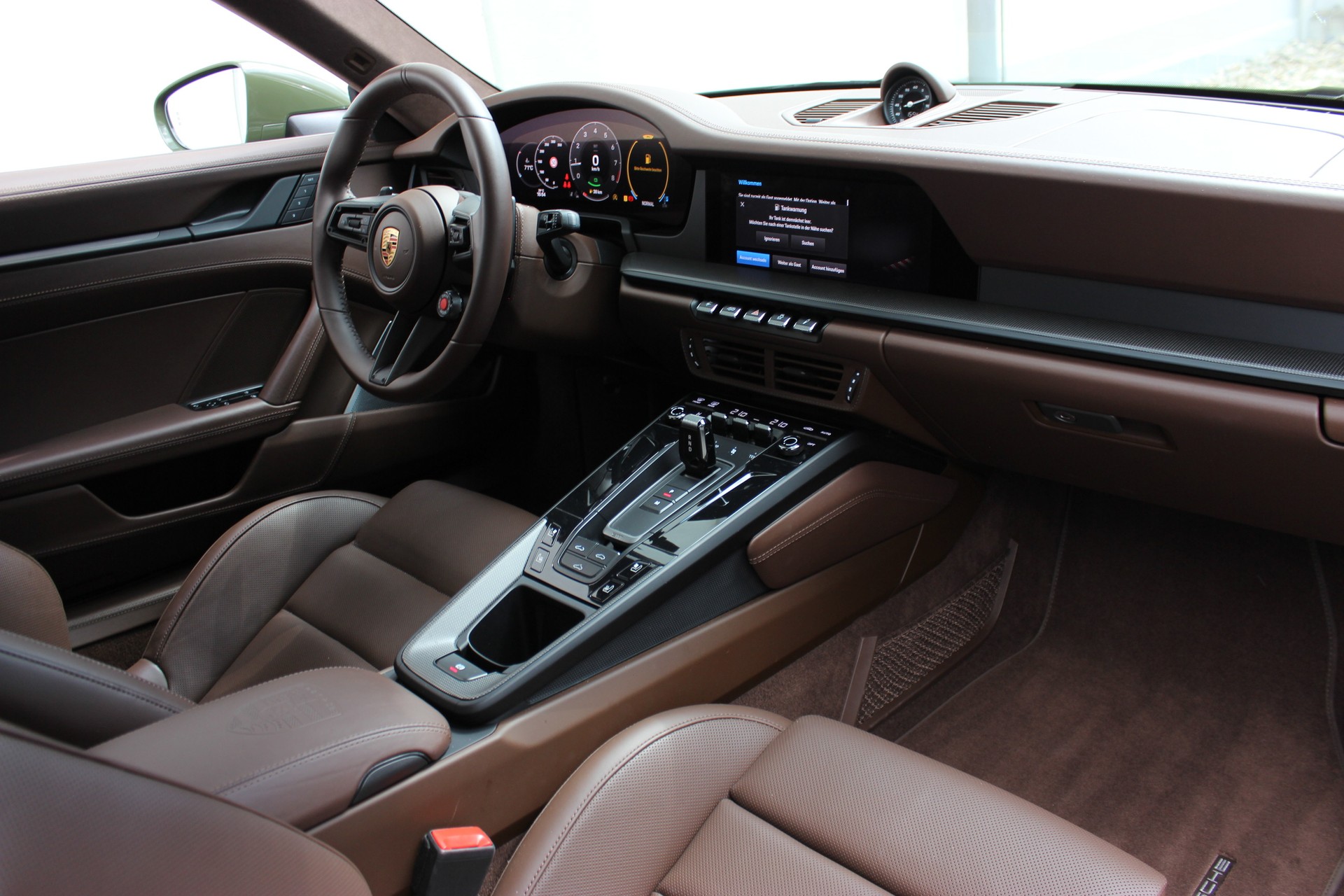 PORSCHE 911 Carrera 4 GTS PTS Lackierung *NATOOLIV*-showroom-element-3
