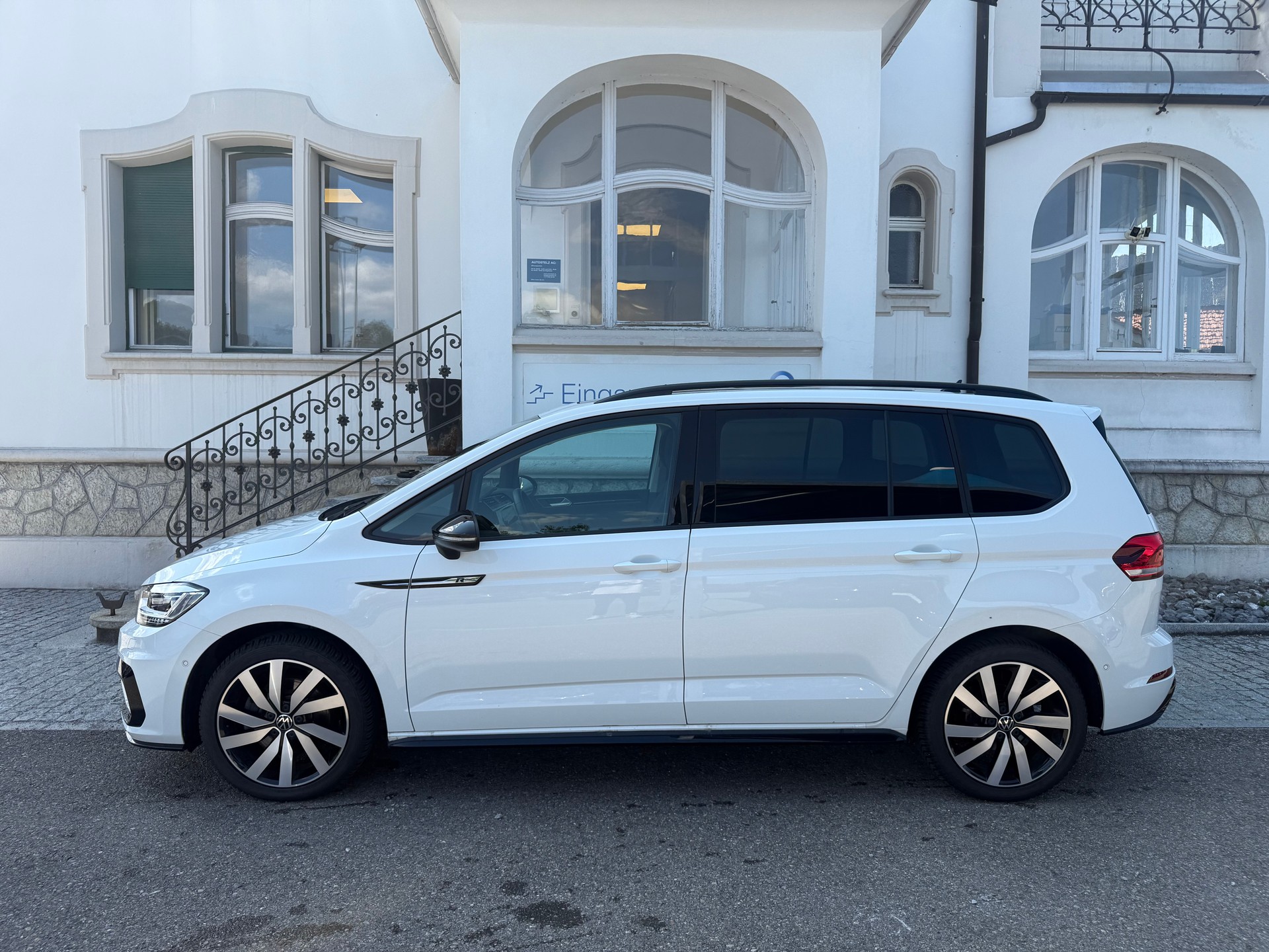 VW Touran 1.5 TSI Highline DSG R-LINE BLACK UND STYL / 48 MONATE WERK GARANTIE-showroom-element-3