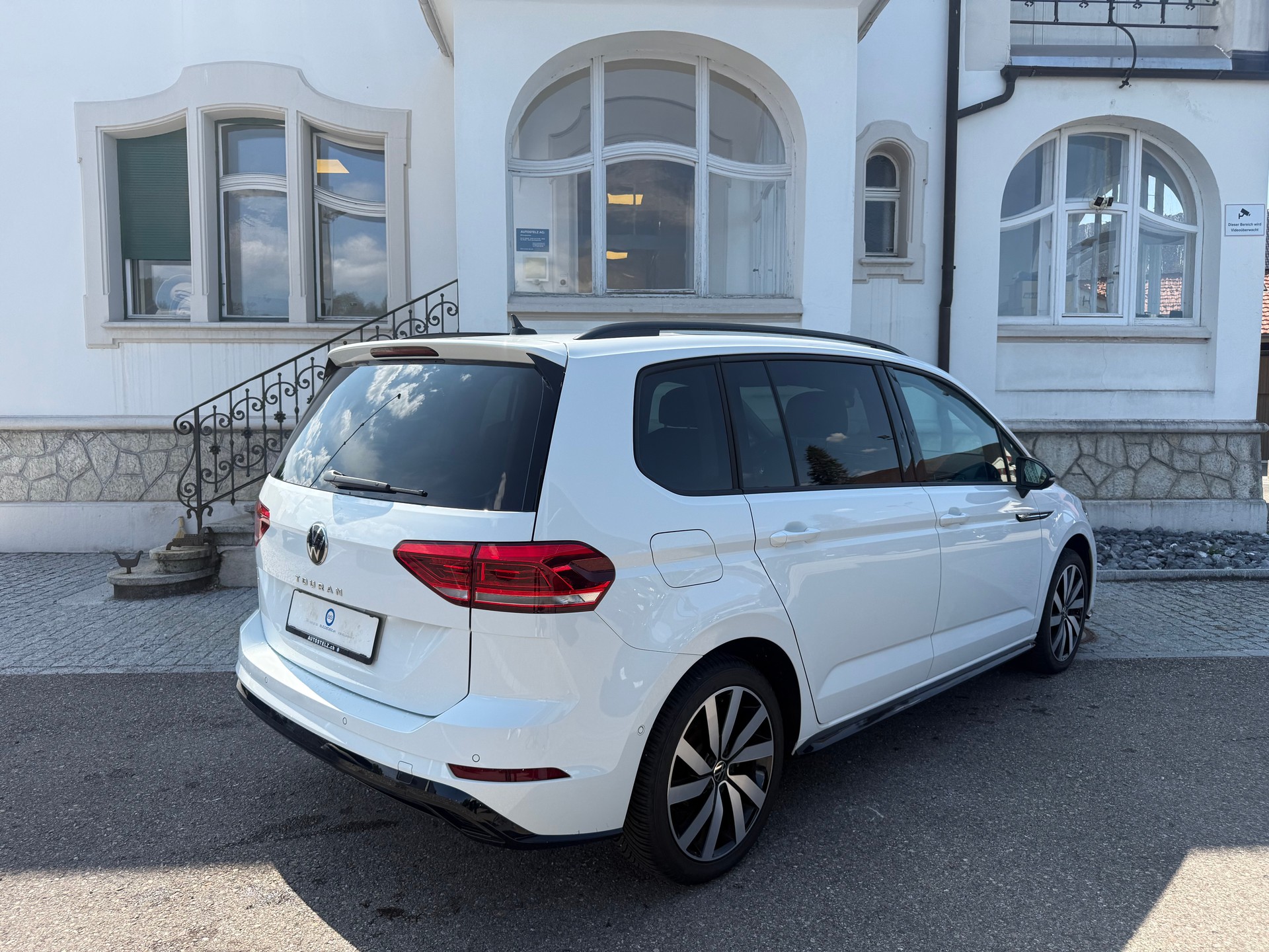 VW Touran 1.5 TSI Highline DSG R-LINE BLACK UND STYL / 48 MONATE WERK GARANTIE-image-4