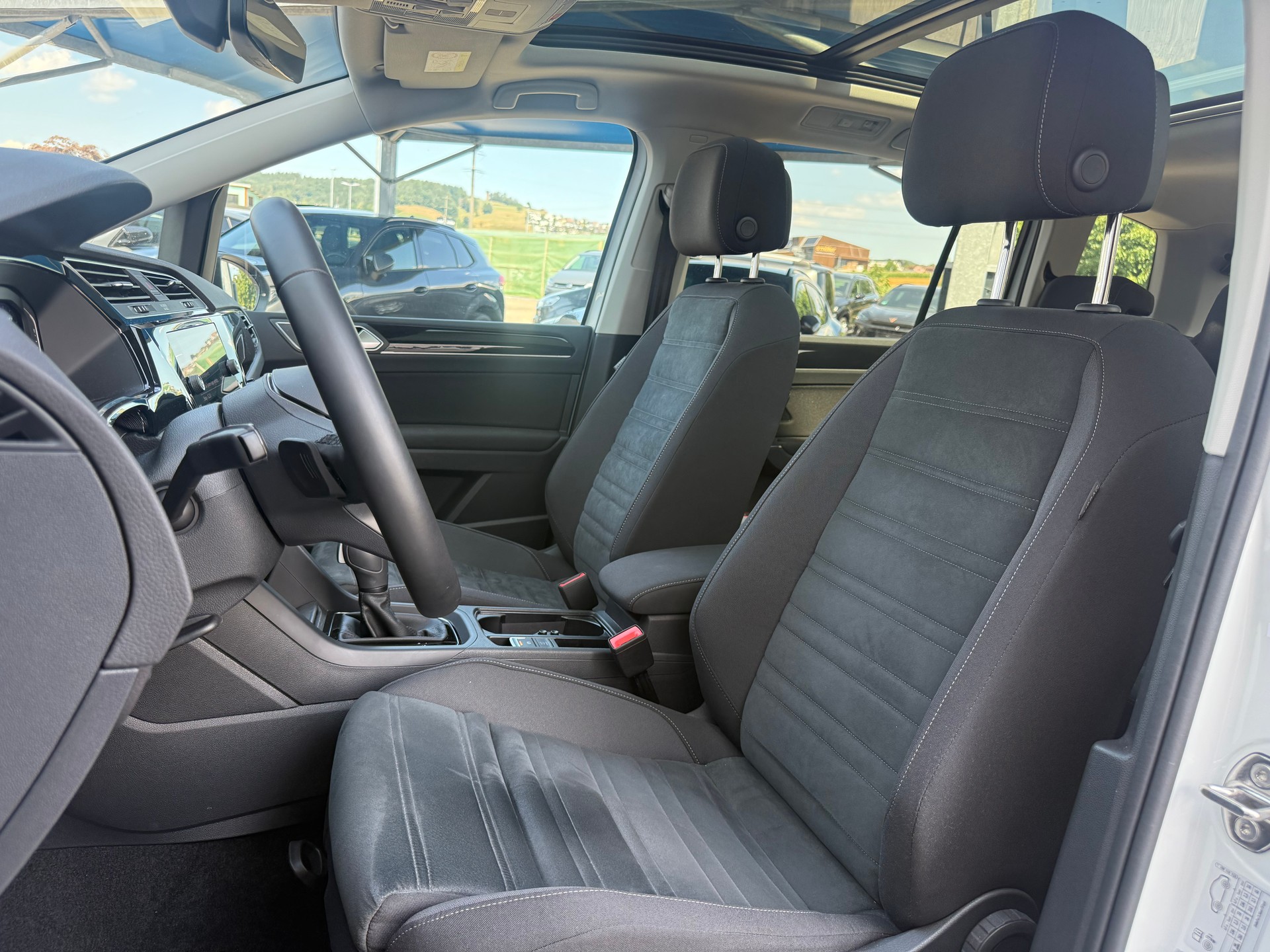 VW Touran 1.5 TSI Highline DSG R-LINE BLACK UND STYL / 48 MONATE WERK GARANTIE-image-10
