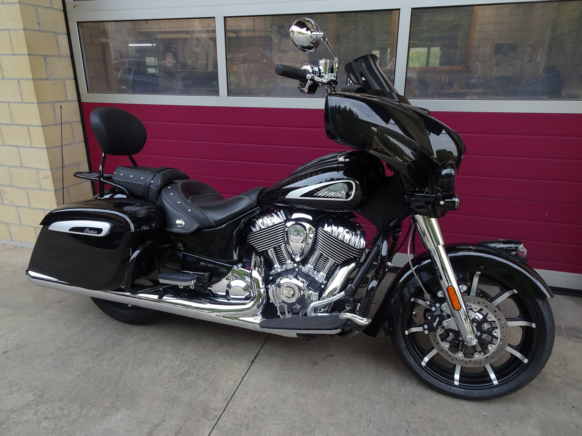 INDIAN Chieftain Limited ABS-showroom-element-2