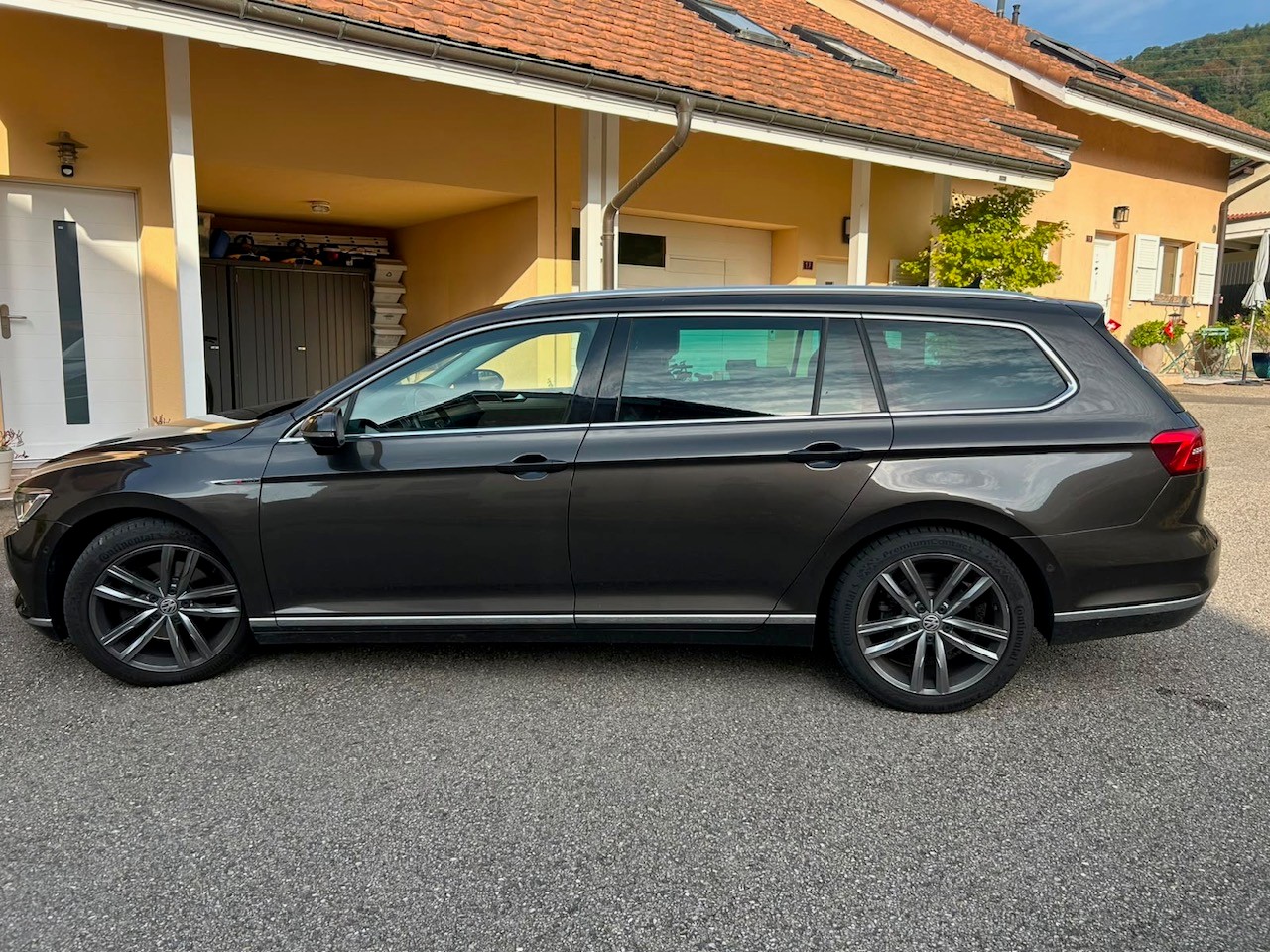 VW Passat Variant 2.0 TDI BMT Highline DSG 4Motion-image-2