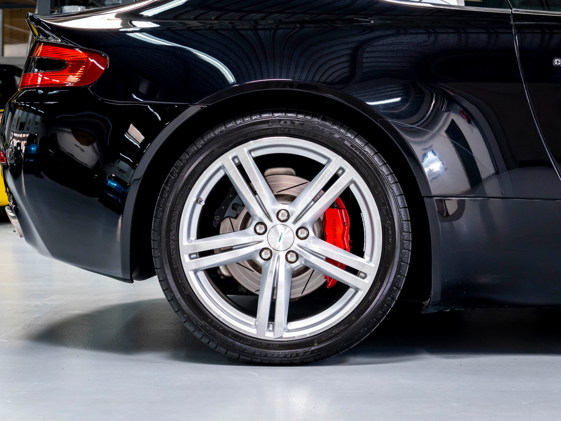 ASTON MARTIN V8 Vantage 4.7 Sportshift-image-11