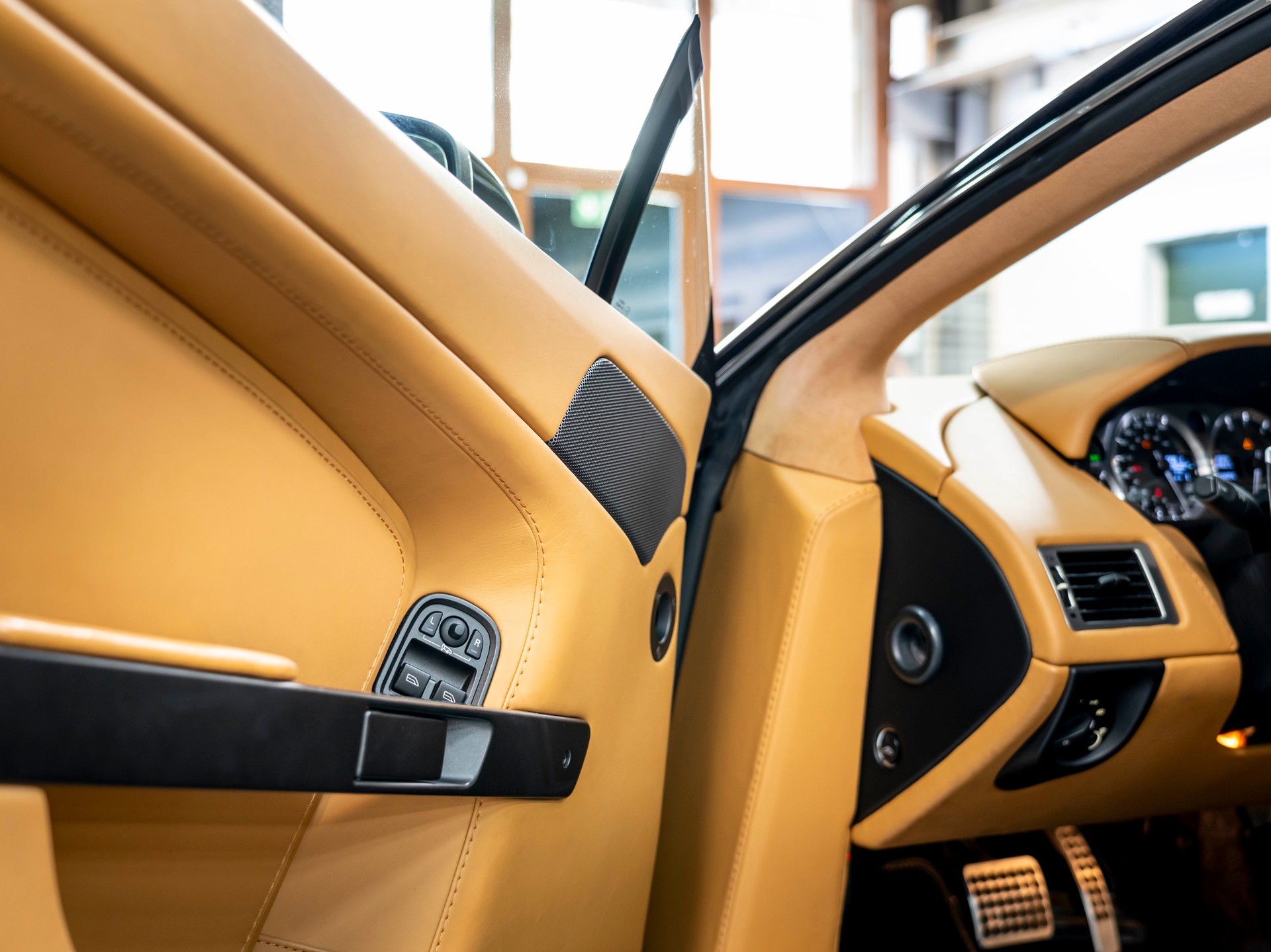 ASTON MARTIN V8 Vantage 4.7 Sportshift-image-18