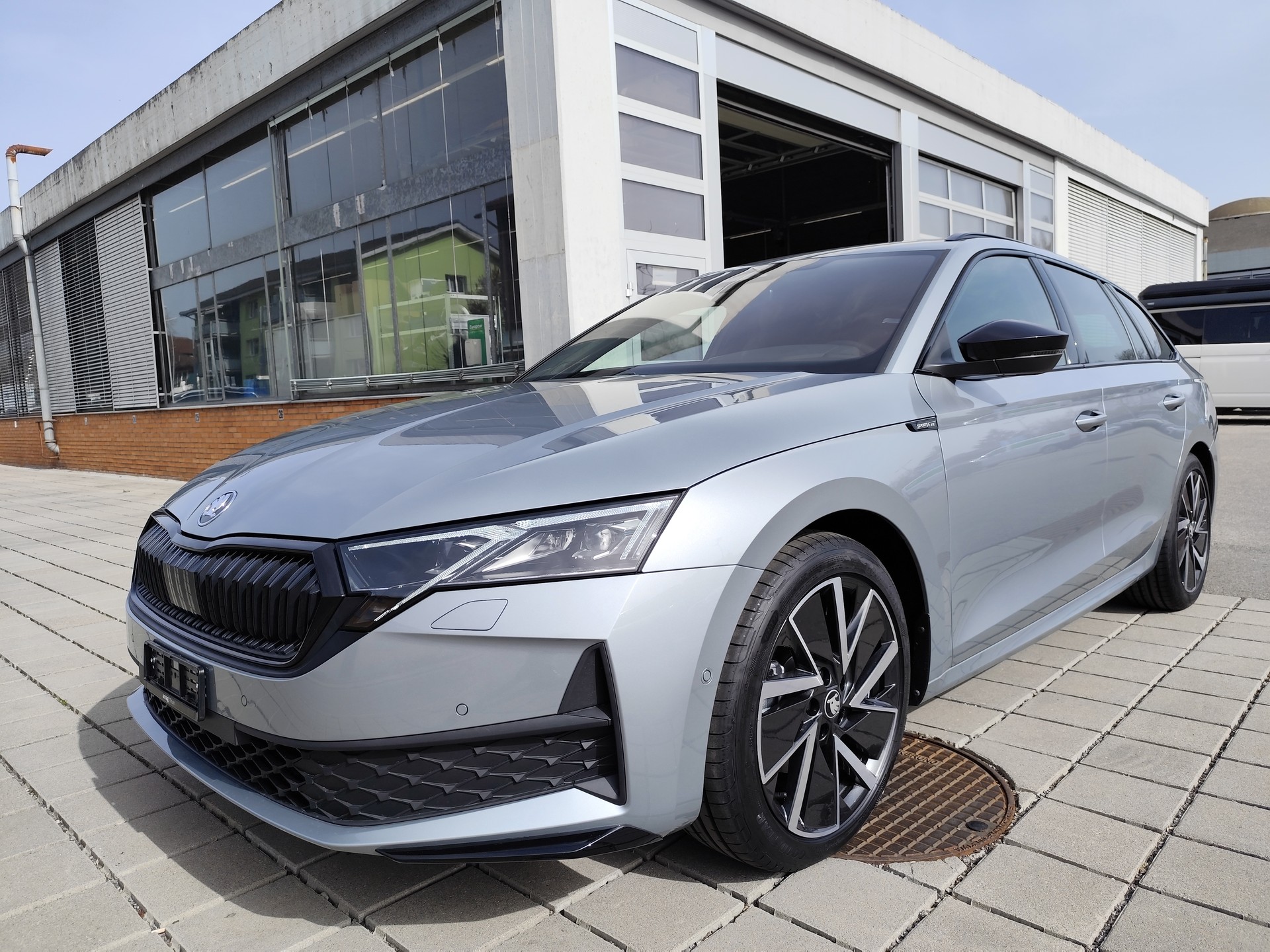 SKODA 2.0 TSI Dynamic 4x4 DSG-image-1