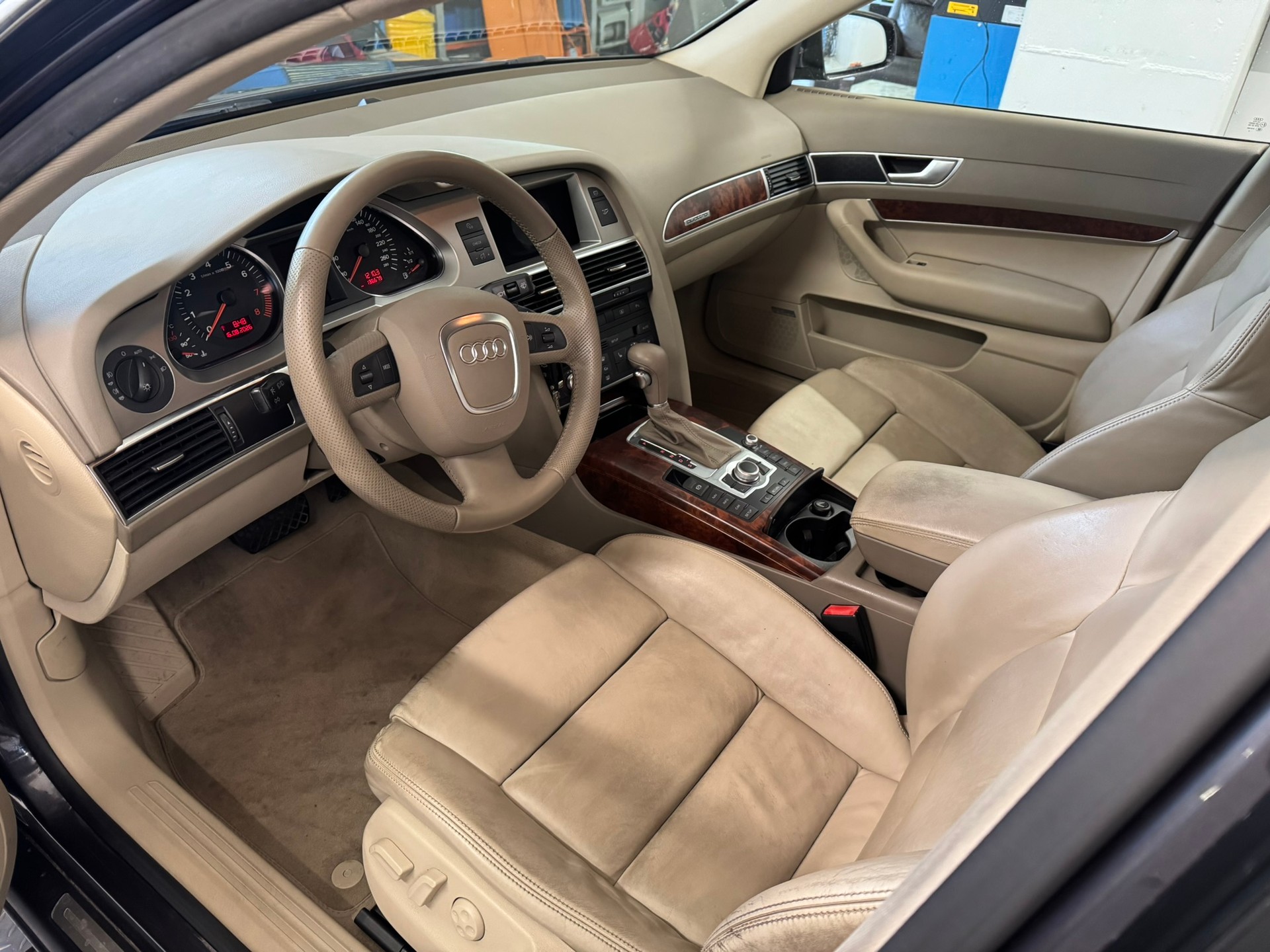 AUDI A6 Limousine 4.2 V8 FSI quattro tiptronic-image-9