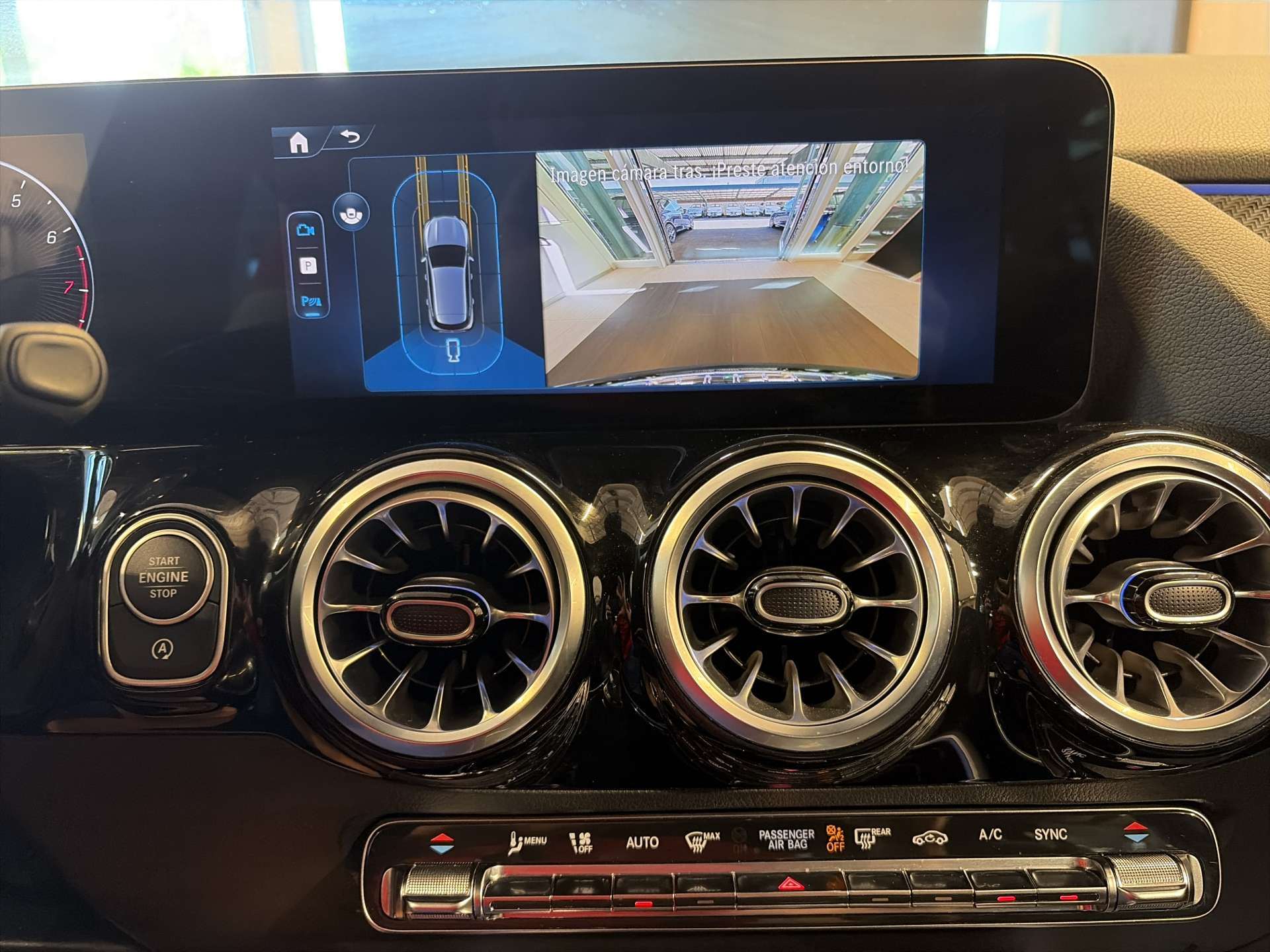 MERCEDES-BENZ GLA 200 AMG-Line DCT-Automat-image-9
