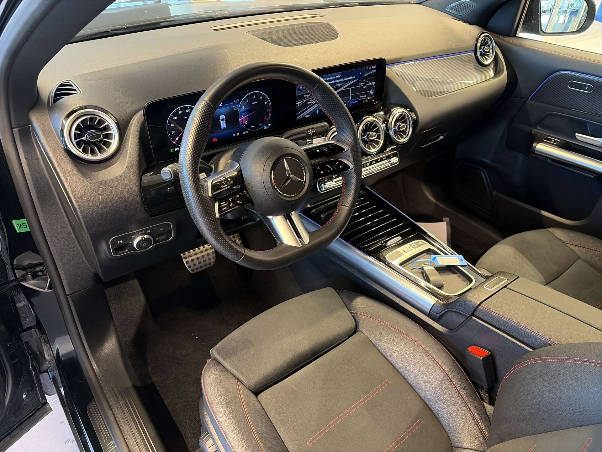MERCEDES-BENZ GLA 200 AMG-Line DCT-Automat-image-5