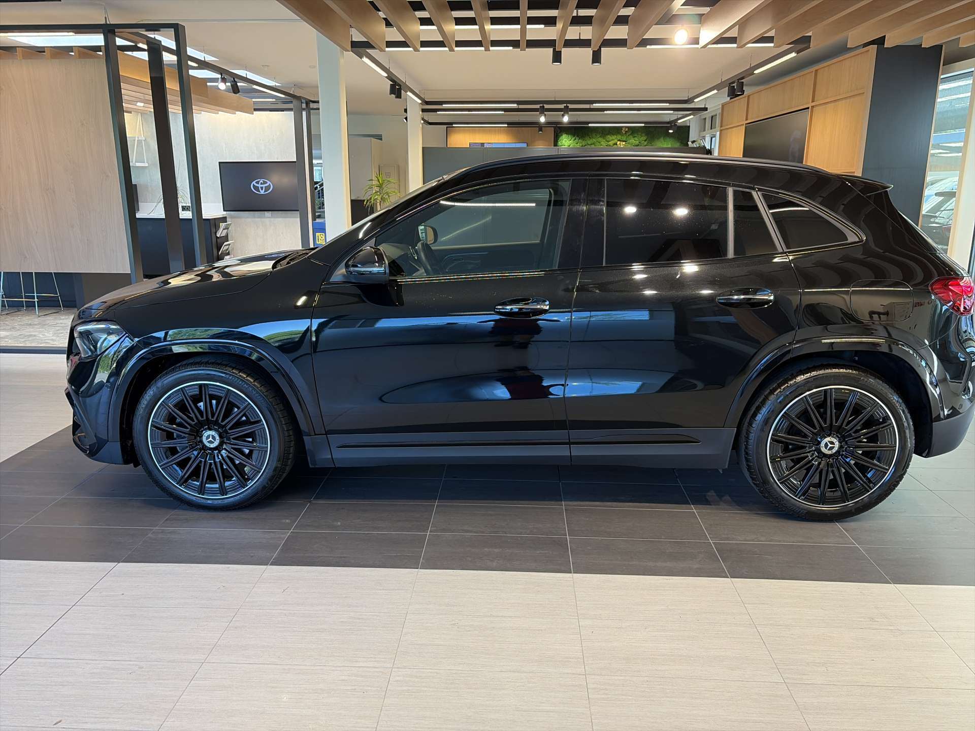 MERCEDES-BENZ GLA 200 AMG-Line DCT-Automat-image-11
