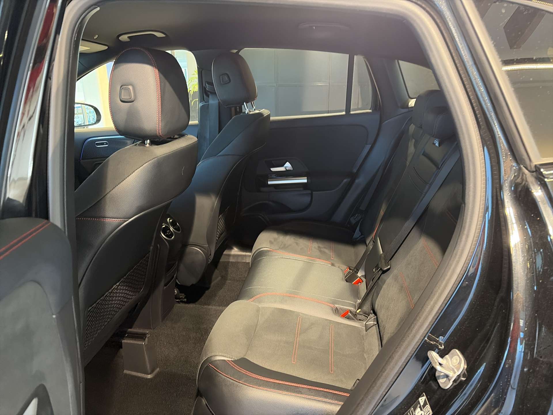 MERCEDES-BENZ GLA 200 AMG-Line DCT-Automat-image-6