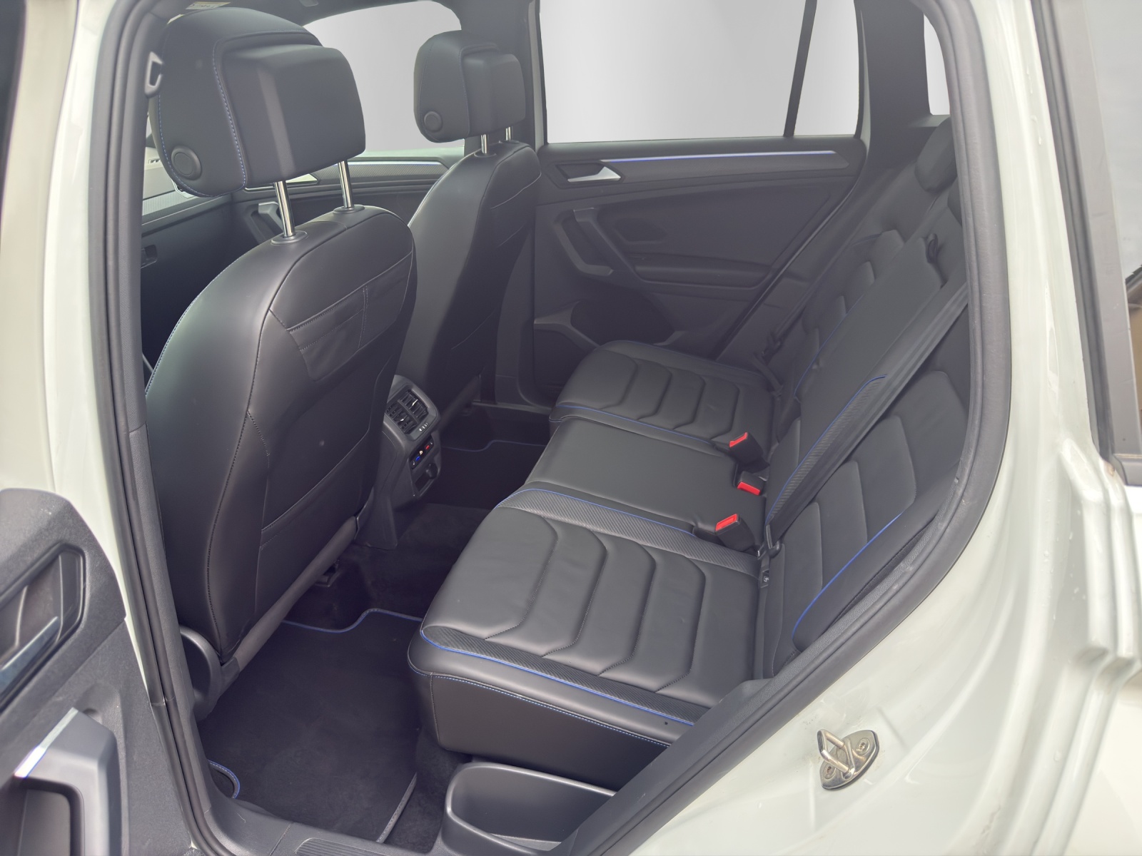 VW Tiguan 2.0TSI R 4Motion DSG, Oryxweiss Perlmutteffekt-image-10