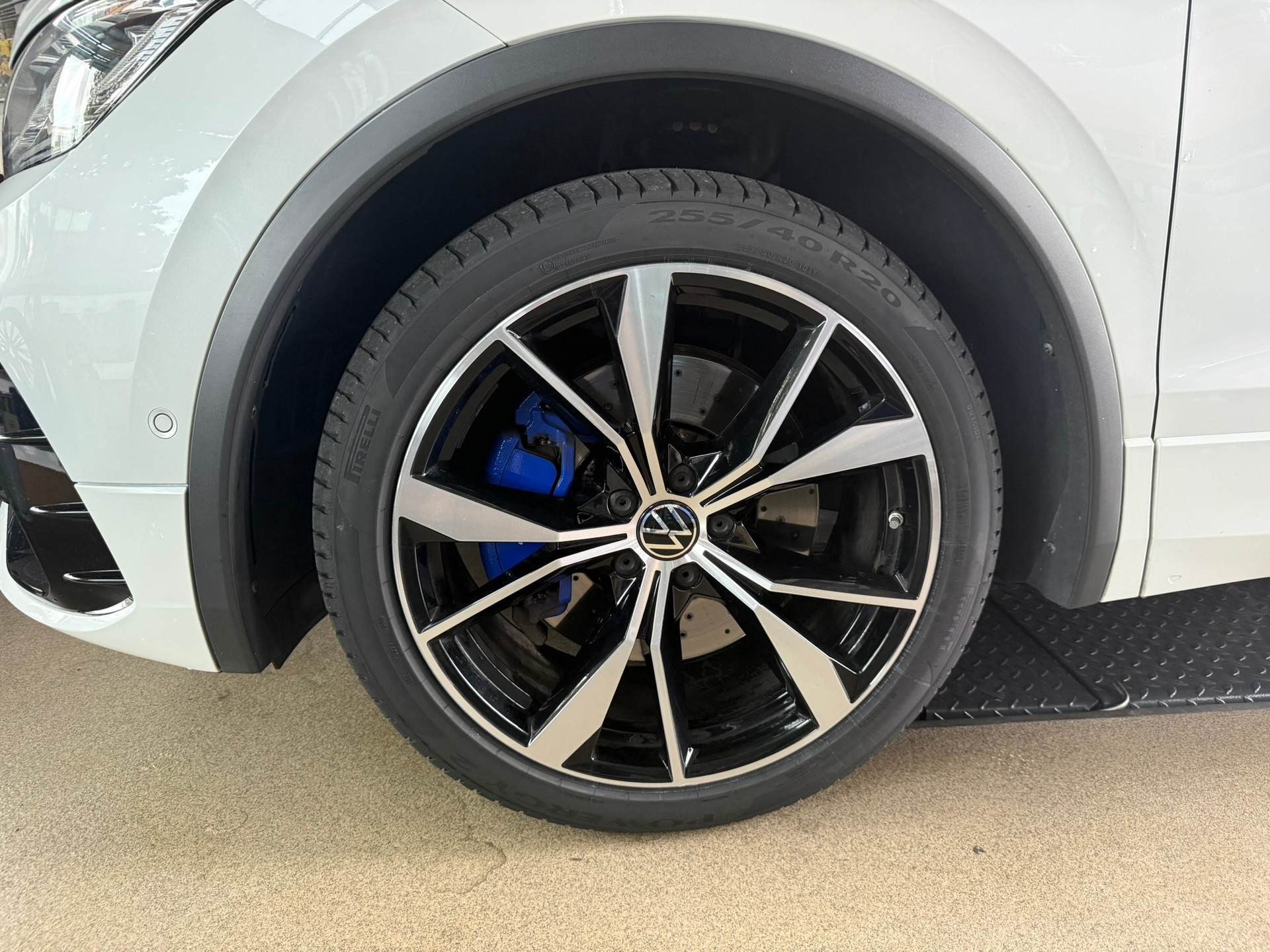 VW Tiguan 2.0TSI R 4Motion DSG, Oryxweiss Perlmutteffekt-image-29