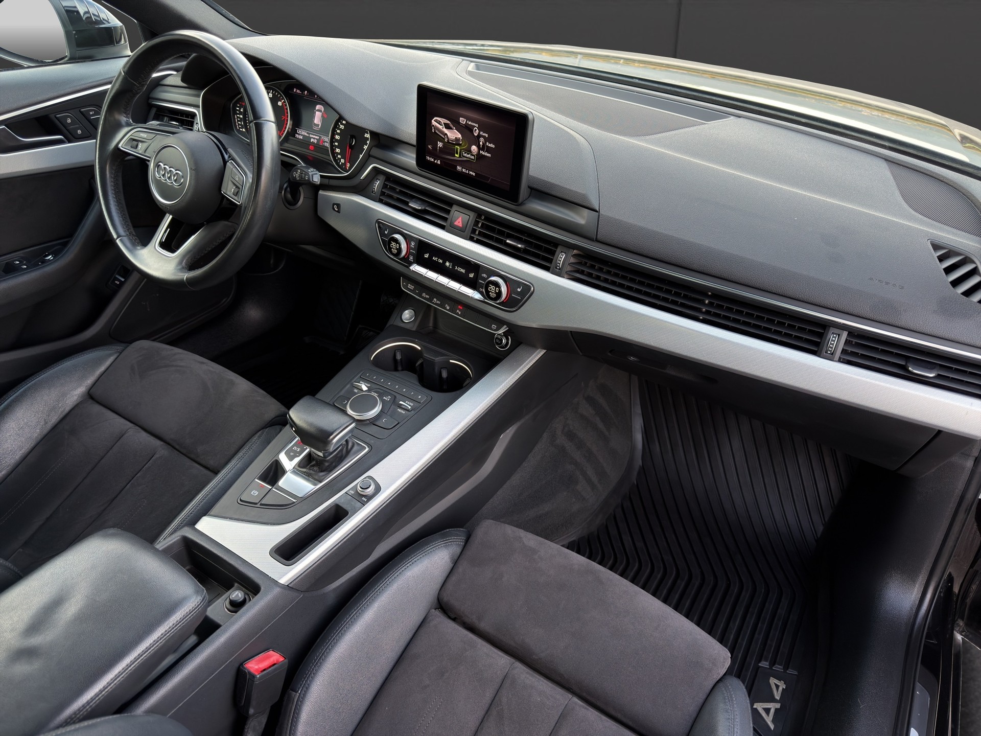 AUDI A4 Avant 2.0 TFSI Sport S-tronic-image-21
