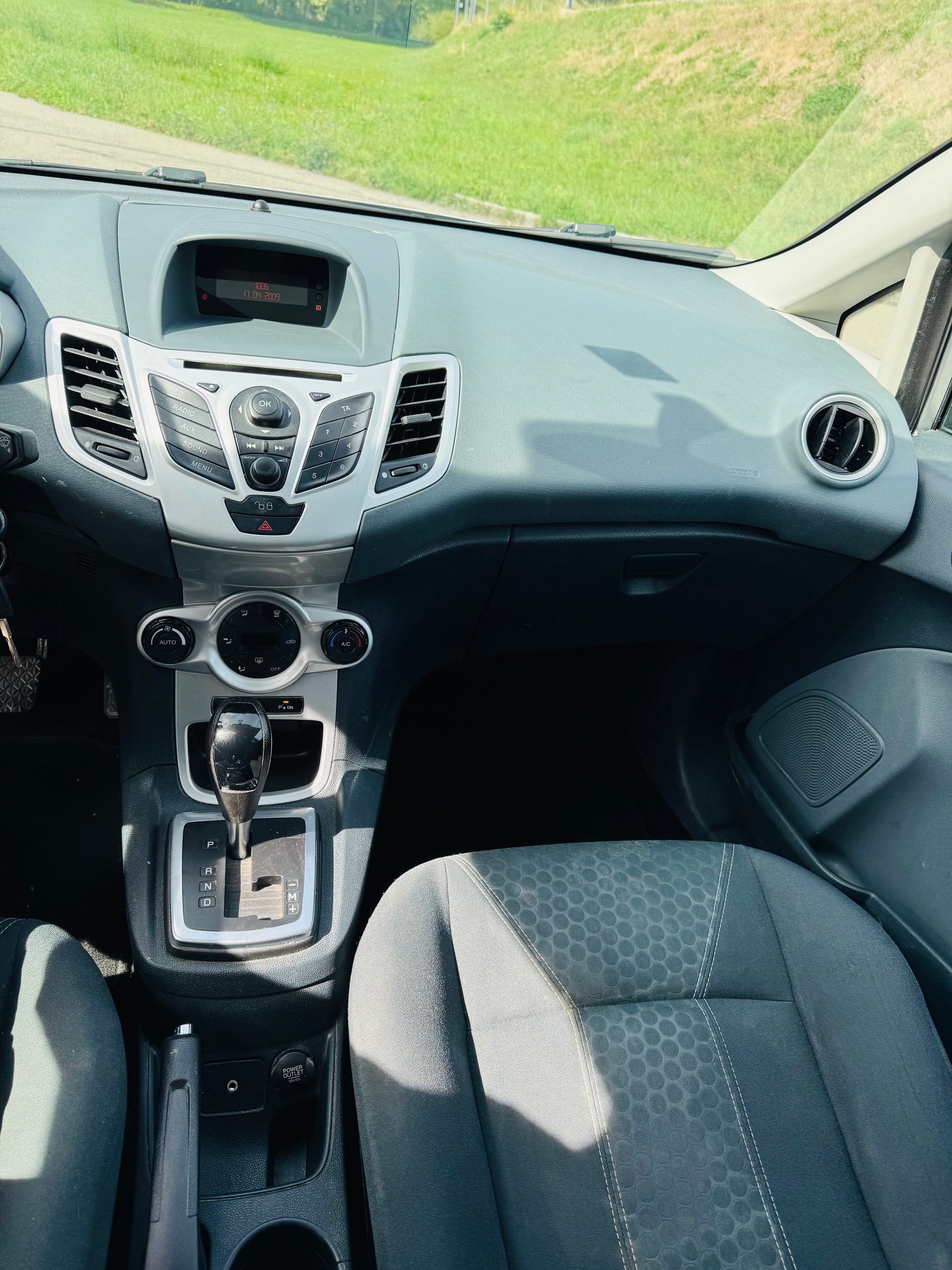 FORD Fiesta 1.4 16V Titanium Automatic-image-9
