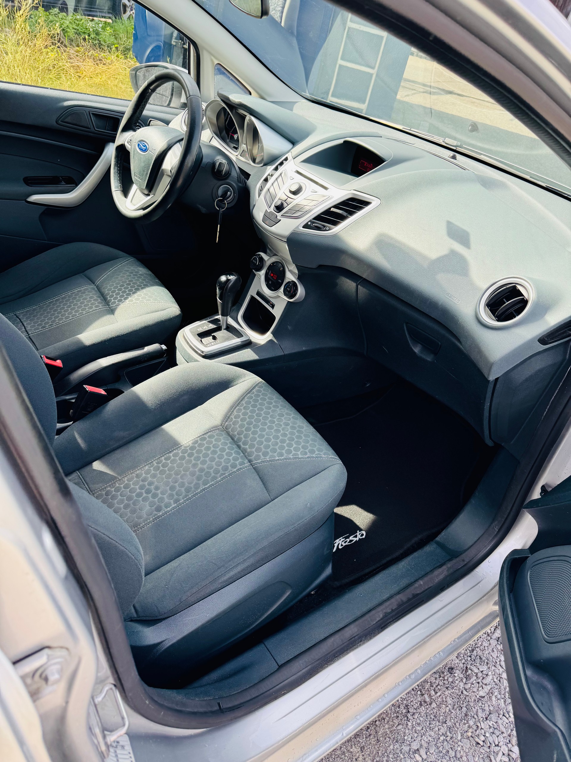 FORD Fiesta 1.4 16V Titanium Automatic-image-7