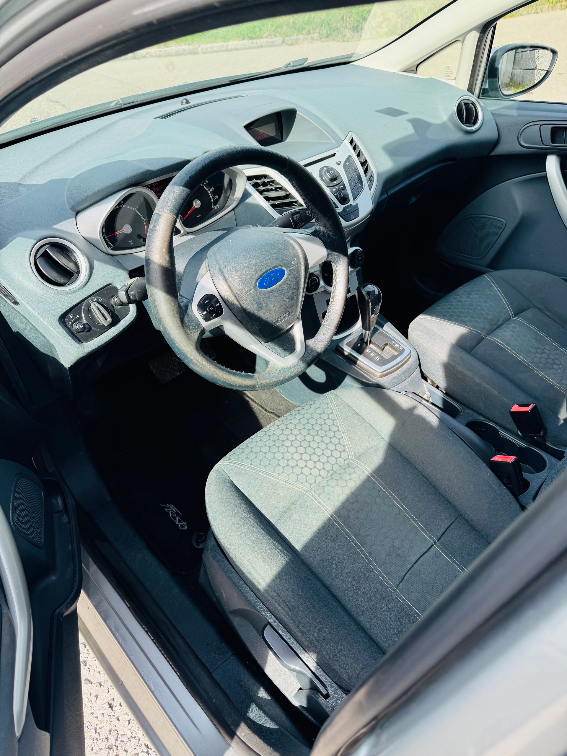 FORD Fiesta 1.4 16V Titanium Automatic-image-8