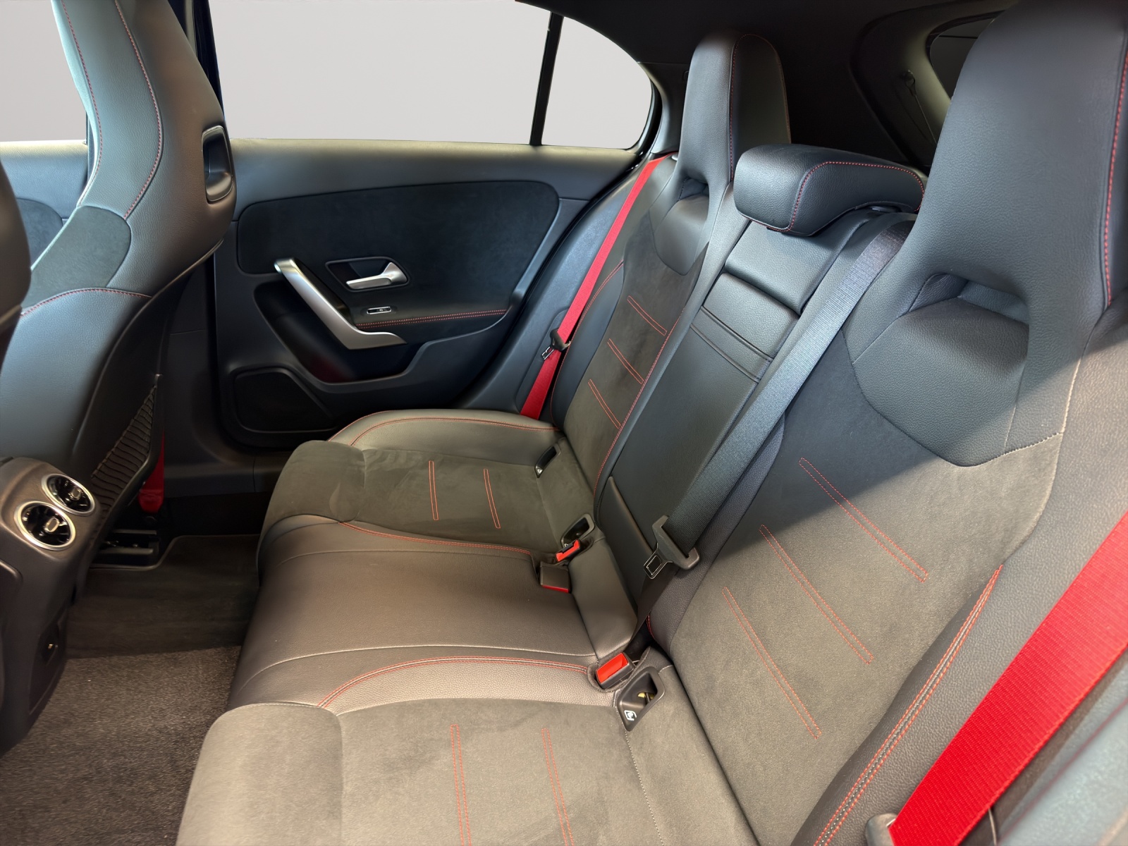 MERCEDES-BENZ A 35 AMG 4Matic-image-15