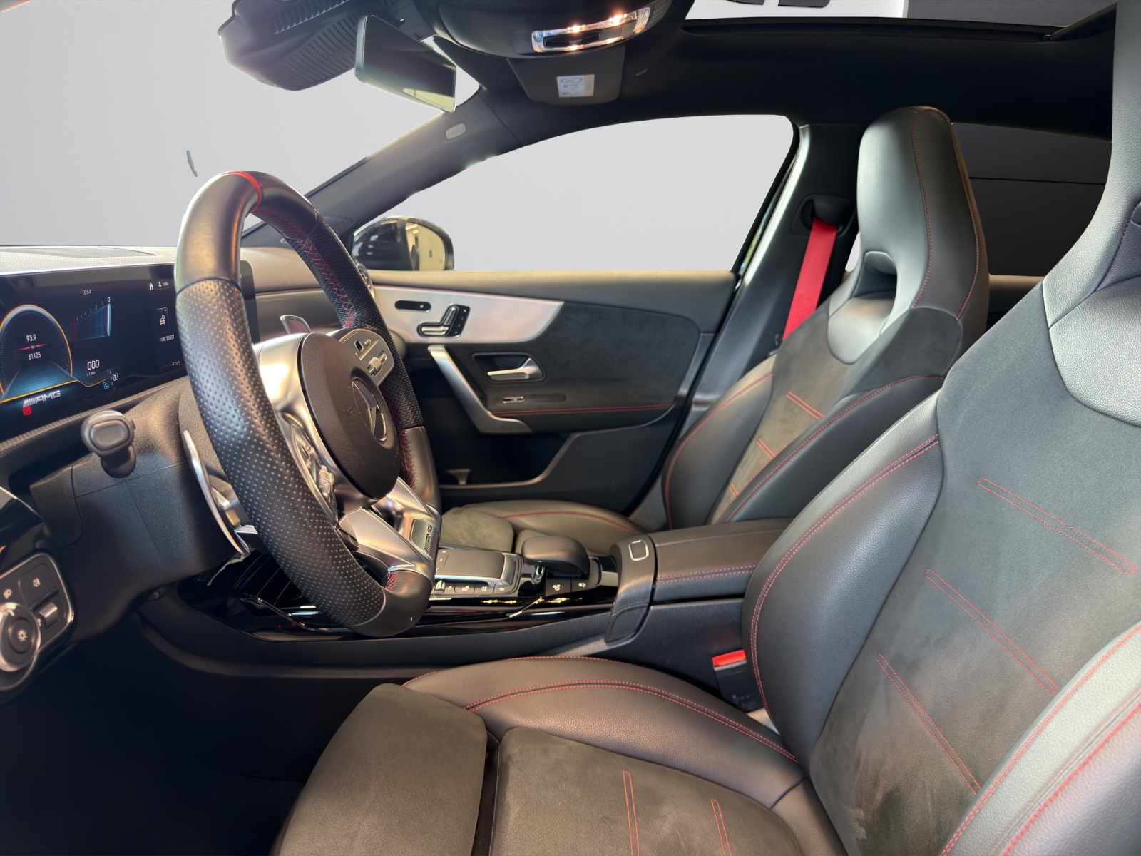 MERCEDES-BENZ A 35 AMG 4Matic-image-10