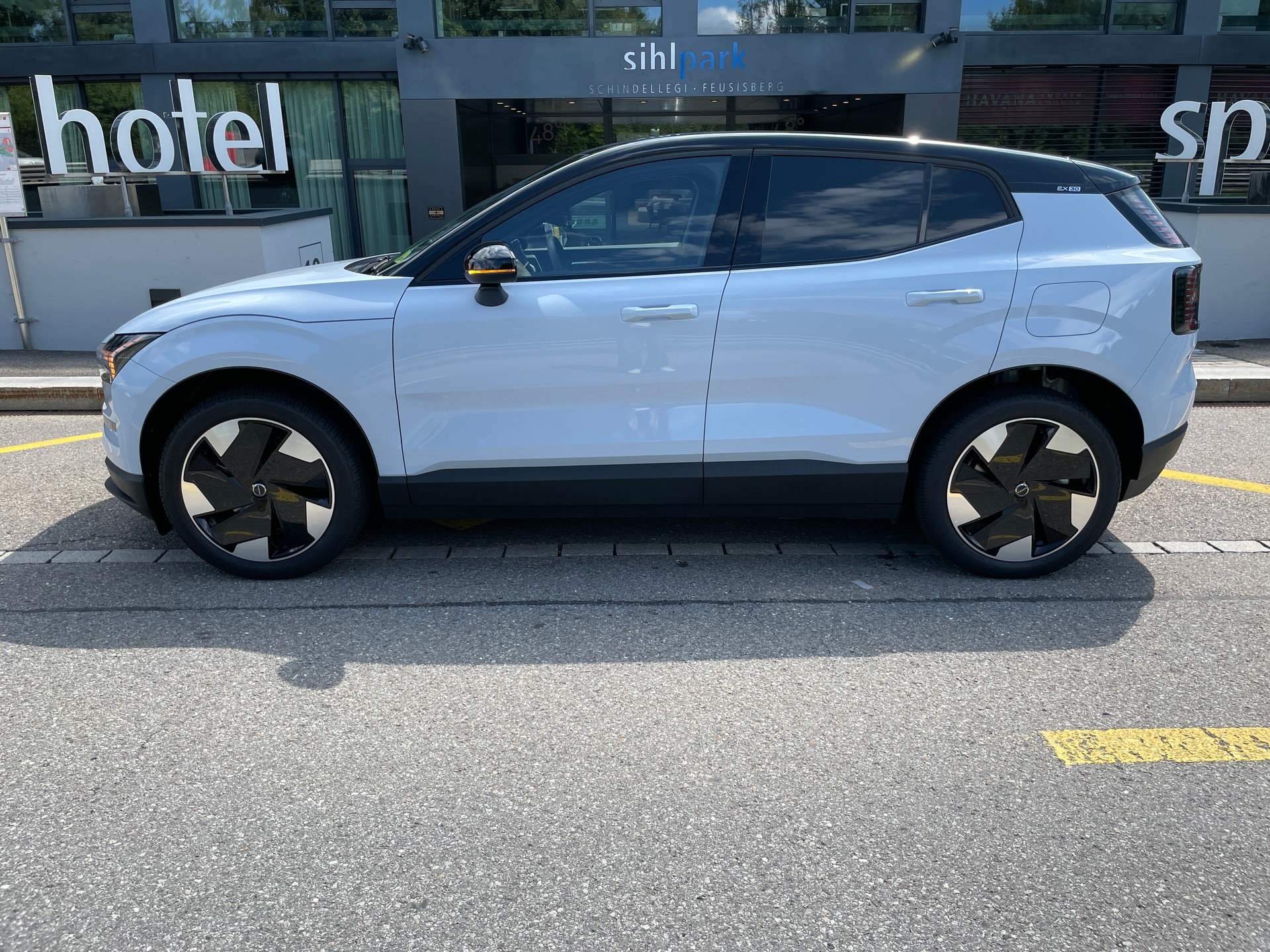 VOLVO EX30 E60 69kWh Single Motor Extended Range Plus-image-9