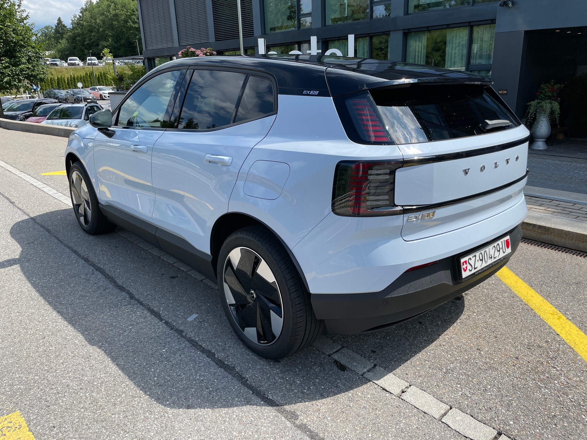 VOLVO EX30 E60 69kWh Single Motor Extended Range Plus-image-8