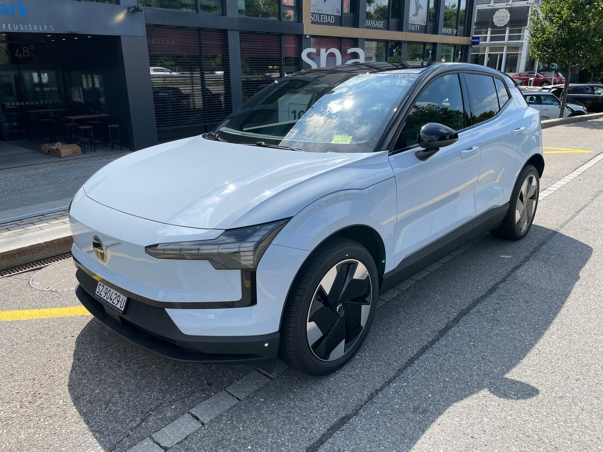 VOLVO EX30 E60 69kWh Single Motor Extended Range Plus-image-0