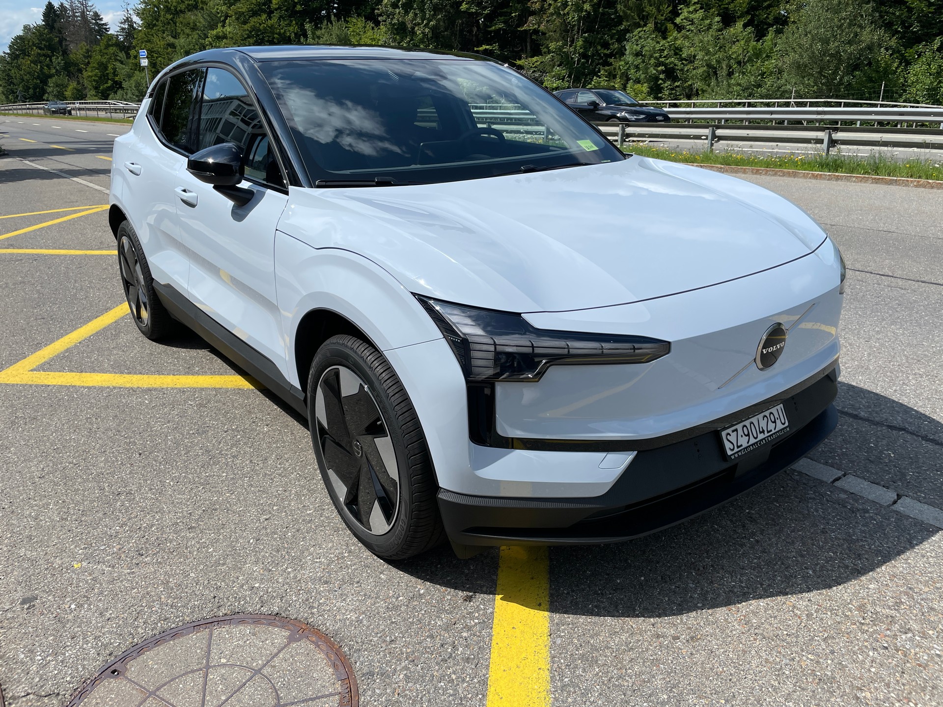 VOLVO EX30 E60 69kWh Single Motor Extended Range Plus-image-2