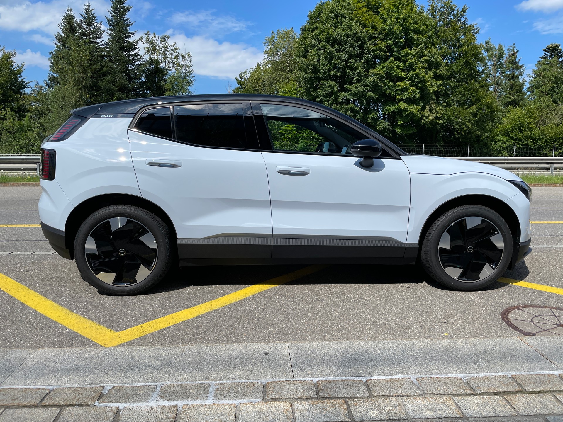 VOLVO EX30 E60 69kWh Single Motor Extended Range Plus-image-3