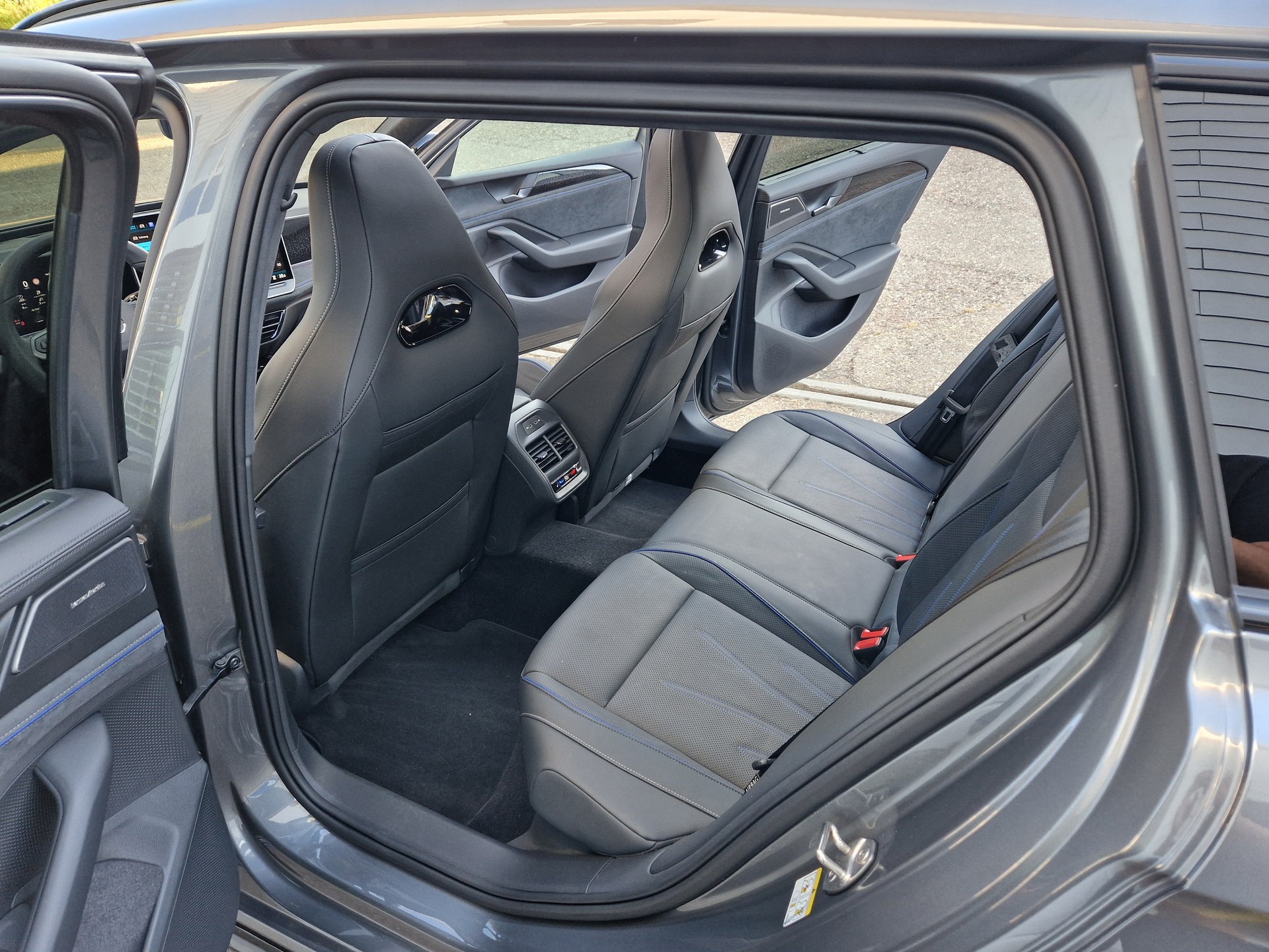 VW Passat Variant 2.0 TSI evo4 R-Line Signature 4 Motion DSG mit 5 Jahre 100tkm VW Werksgarantie-image-9