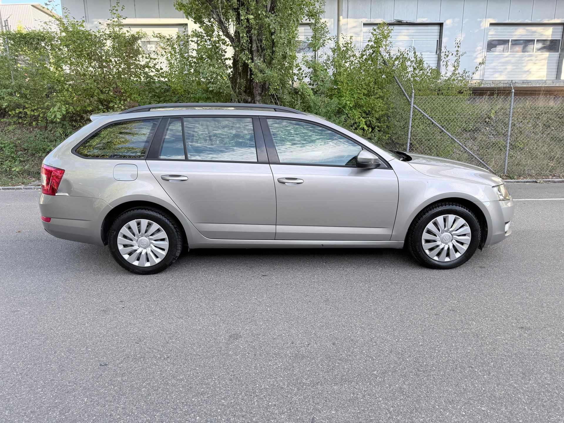 SKODA Octavia Combi 1.6 TDI Ambition DSG-image-4