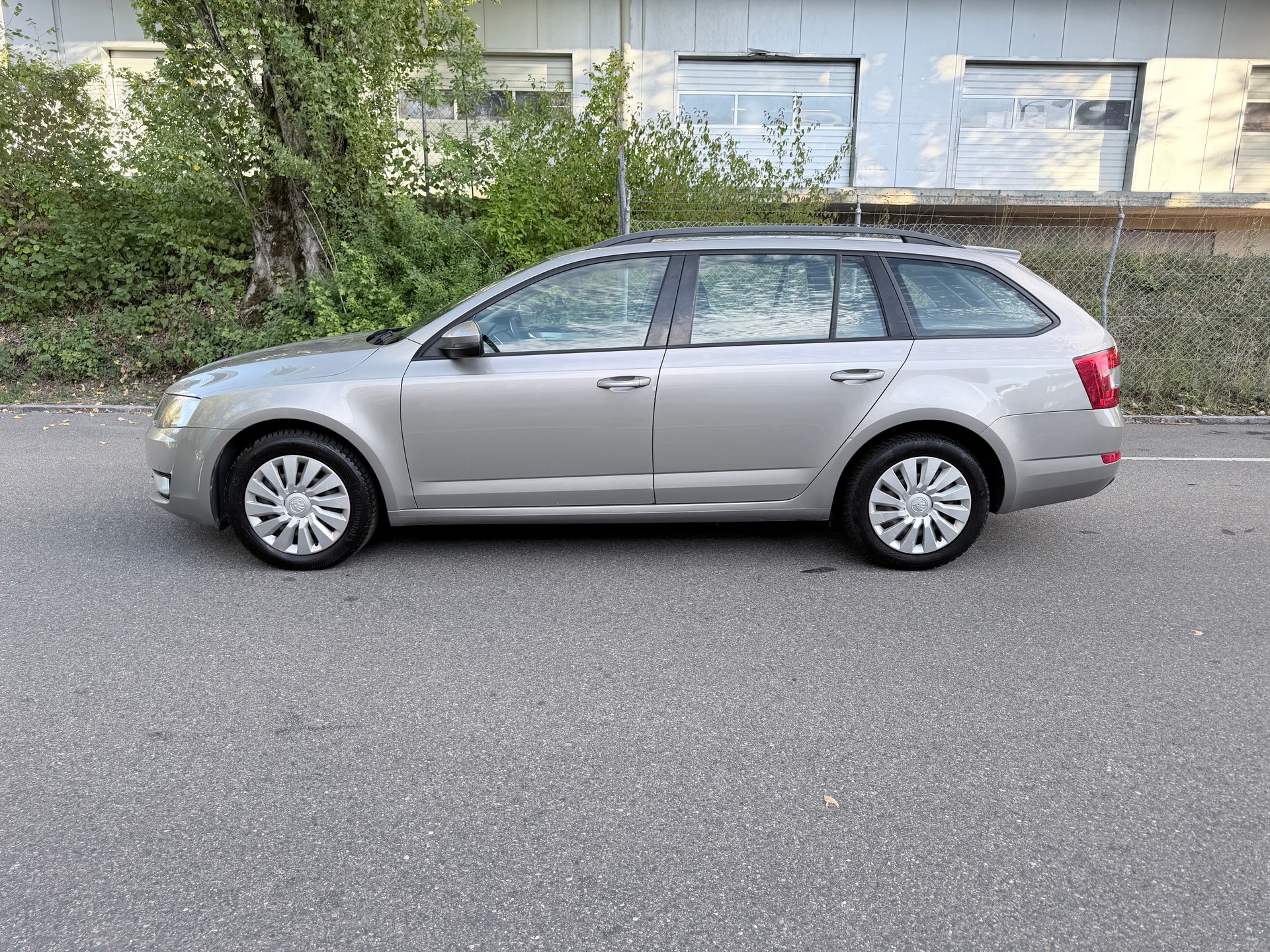SKODA Octavia Combi 1.6 TDI Ambition DSG-image-1