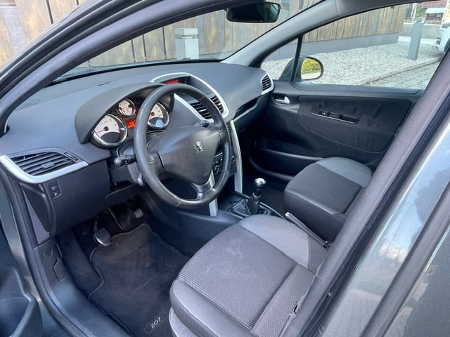 PEUGEOT 207 SW 1.6 16V Swiss Edition-image-11