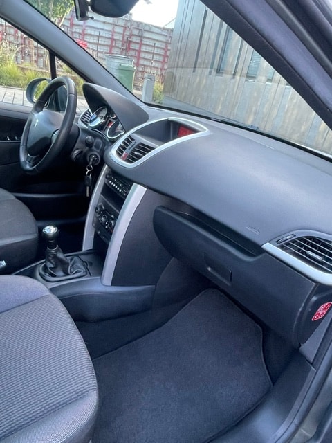 PEUGEOT 207 SW 1.6 16V Swiss Edition-image-18