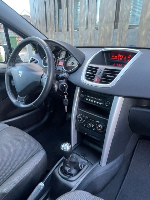 PEUGEOT 207 SW 1.6 16V Swiss Edition-image-17