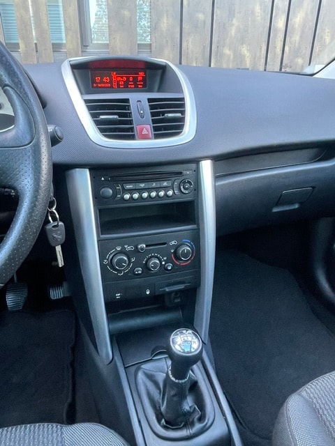 PEUGEOT 207 SW 1.6 16V Swiss Edition-image-16