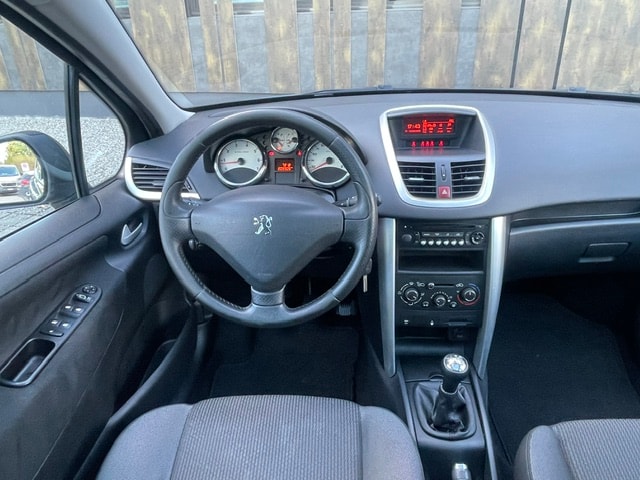 PEUGEOT 207 SW 1.6 16V Swiss Edition-image-15