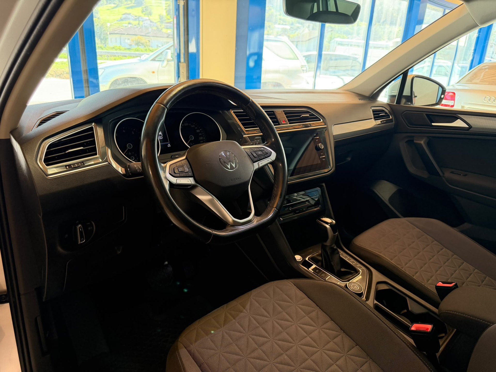 VW Tiguan 2.0TSI Life 4Motion DSG-image-12