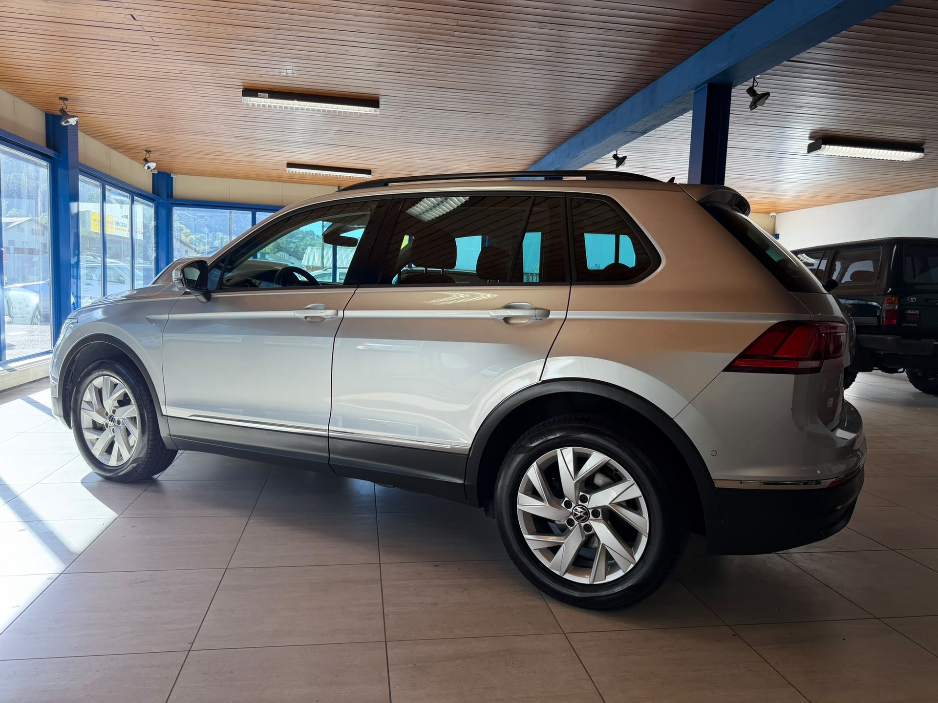VW Tiguan 2.0TSI Life 4Motion DSG-image-6