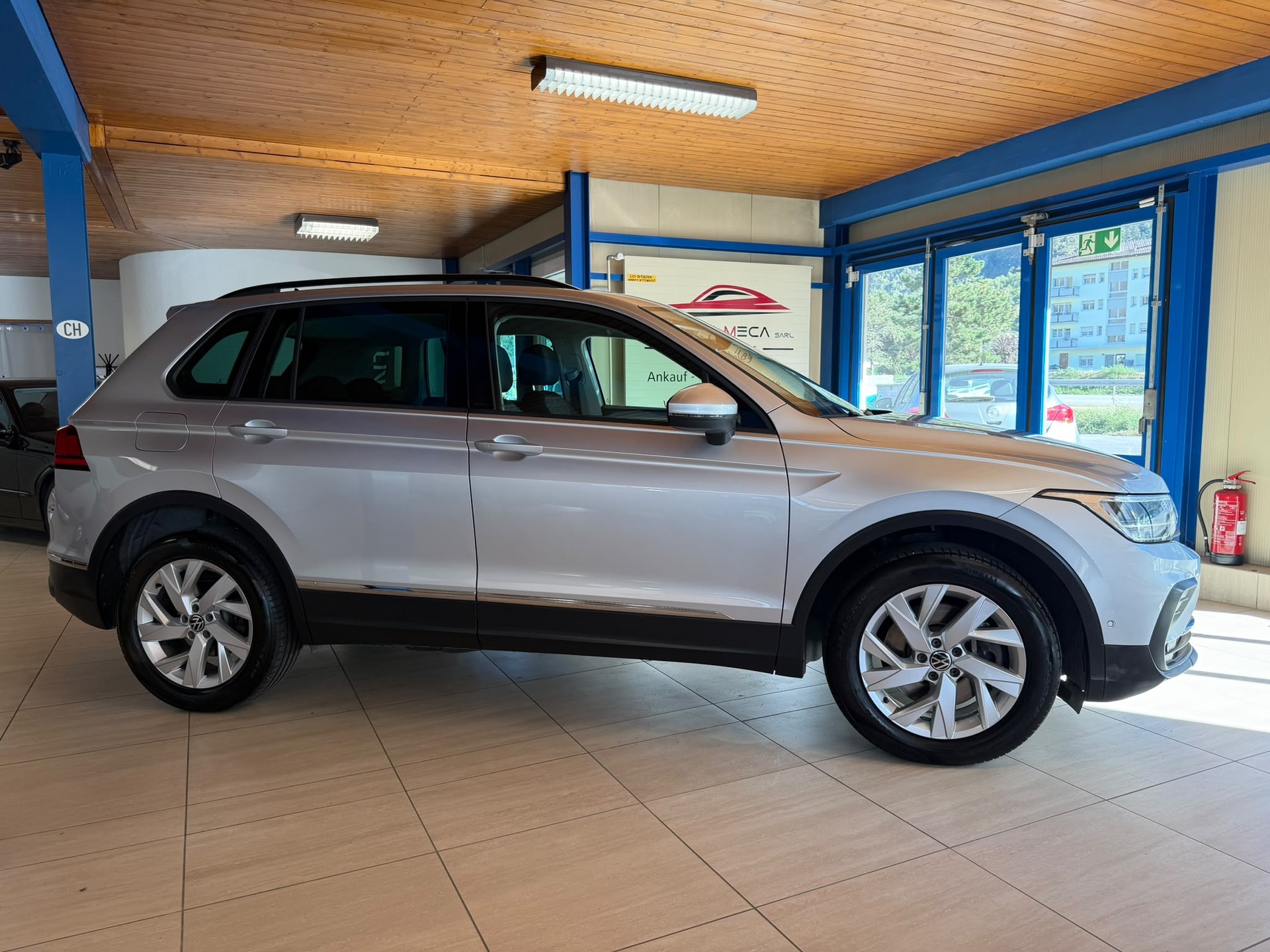 VW Tiguan 2.0TSI Life 4Motion DSG-image-5