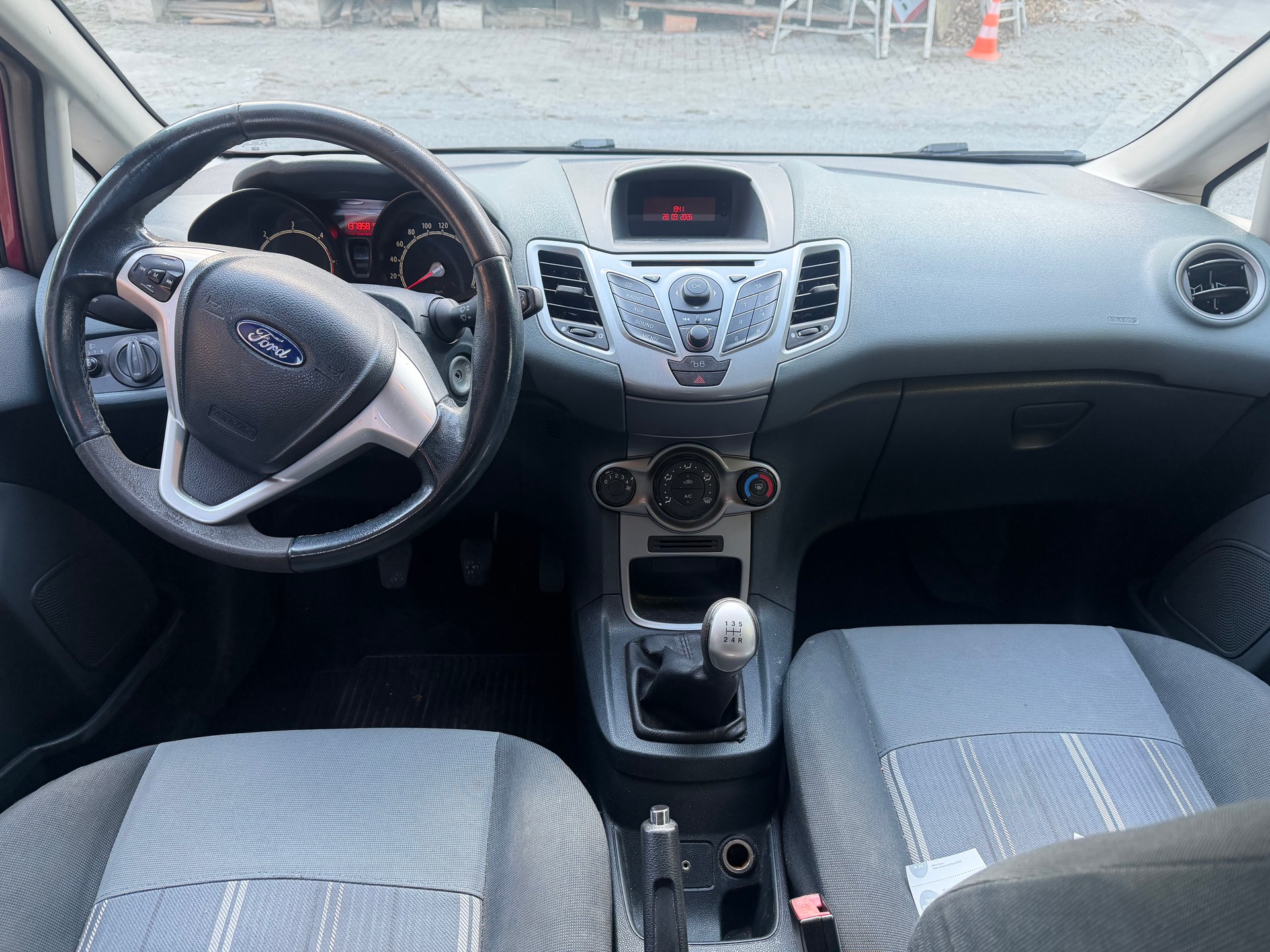 FORD Fiesta 1.4 TDCi Titanium-image-2