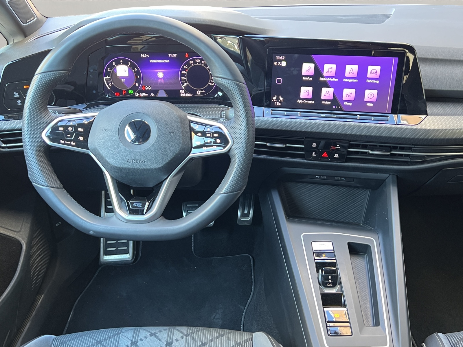 VW Golf VIII 1.5 eTSI R-Line DSG-image-8