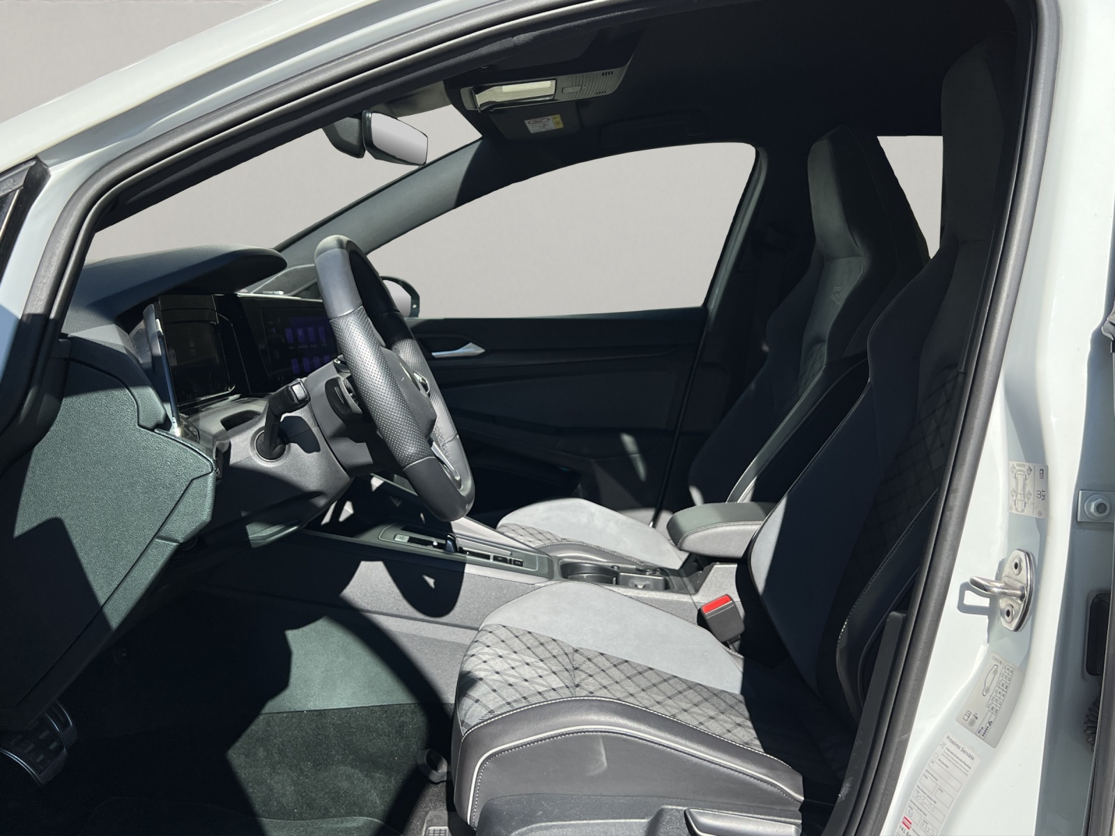 VW Golf VIII 1.5 eTSI R-Line DSG-image-7