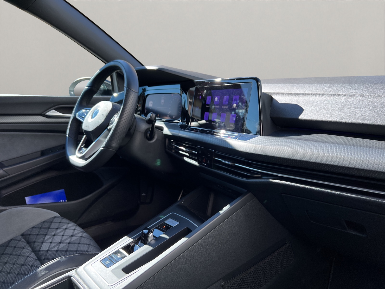 VW Golf VIII 1.5 eTSI R-Line DSG-image-12